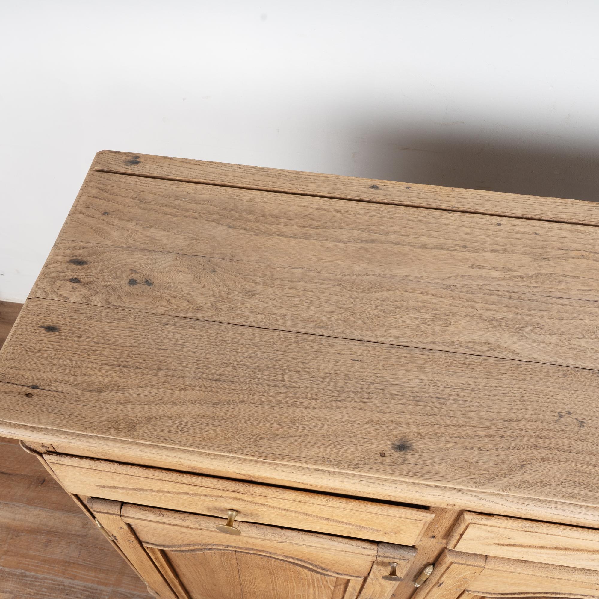 Antikes 3-türiges Sideboard-Buffet aus gebleichter Eiche aus Frankreich, 19. Jahrhundert (Messing) im Angebot