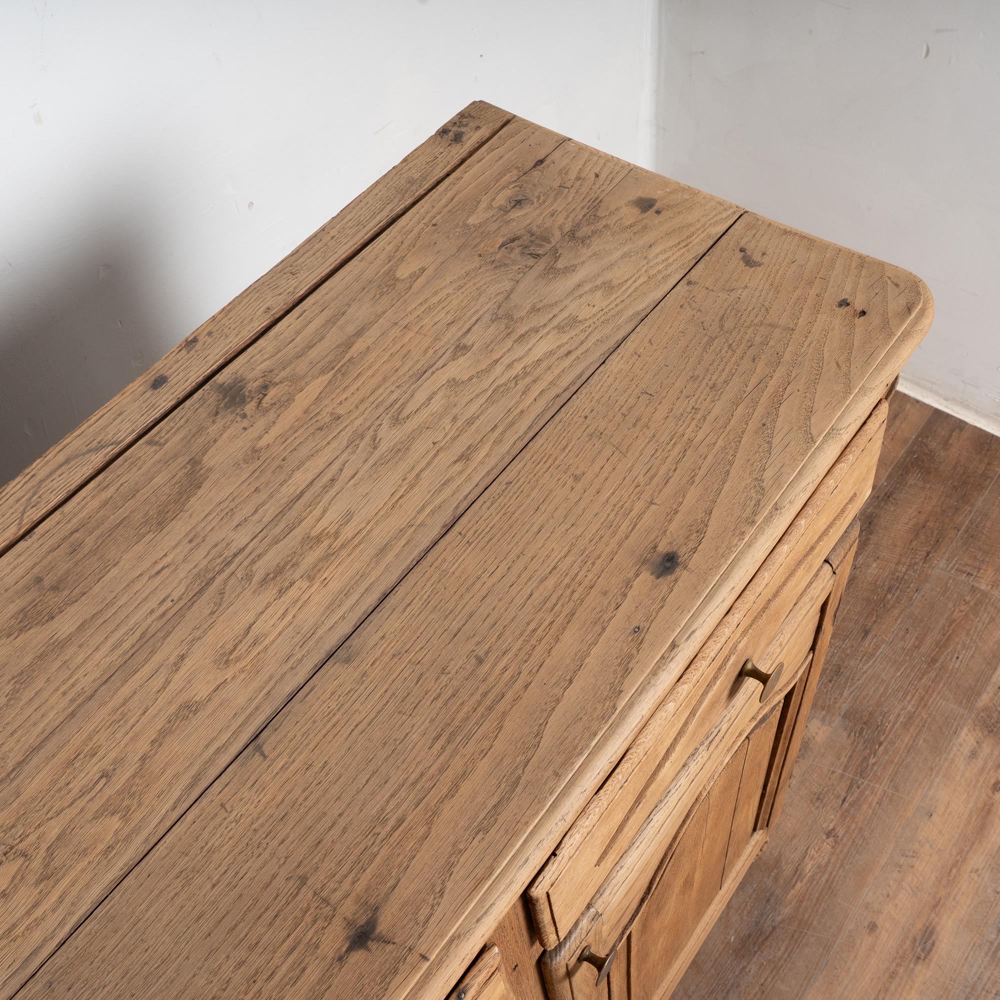 Antikes 3-türiges Sideboard-Buffet aus gebleichter Eiche aus Frankreich, 19. Jahrhundert im Angebot 1