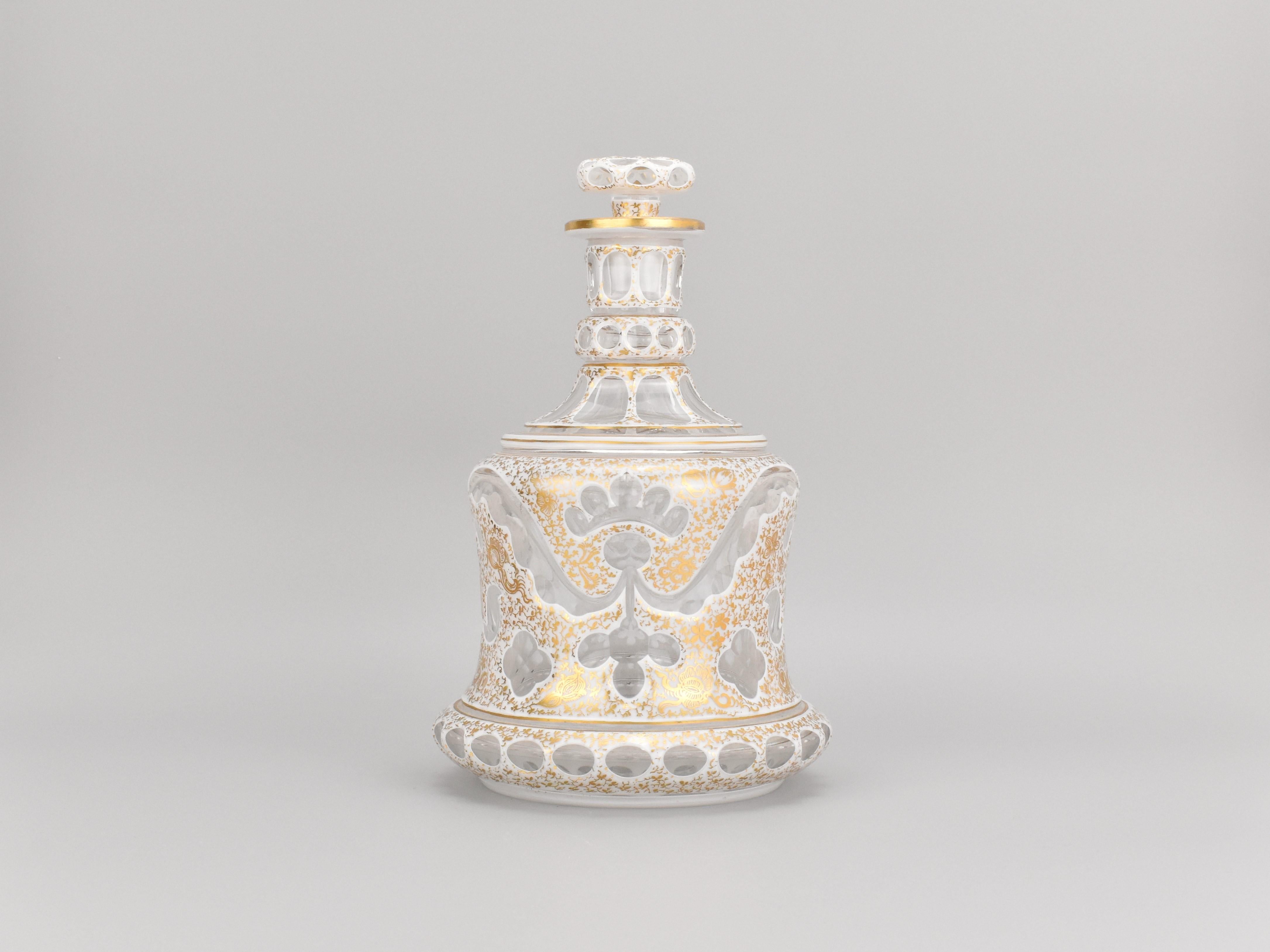 Realizzato dai rinomati produttori di vetro artistico boemo del XIX secolo, questo squisito pezzo presenta una base di cristallo trasparente sovrapposta a vetro opalino bianco latte.

Il corpo, il tappo e persino il fondo sono intricatamente