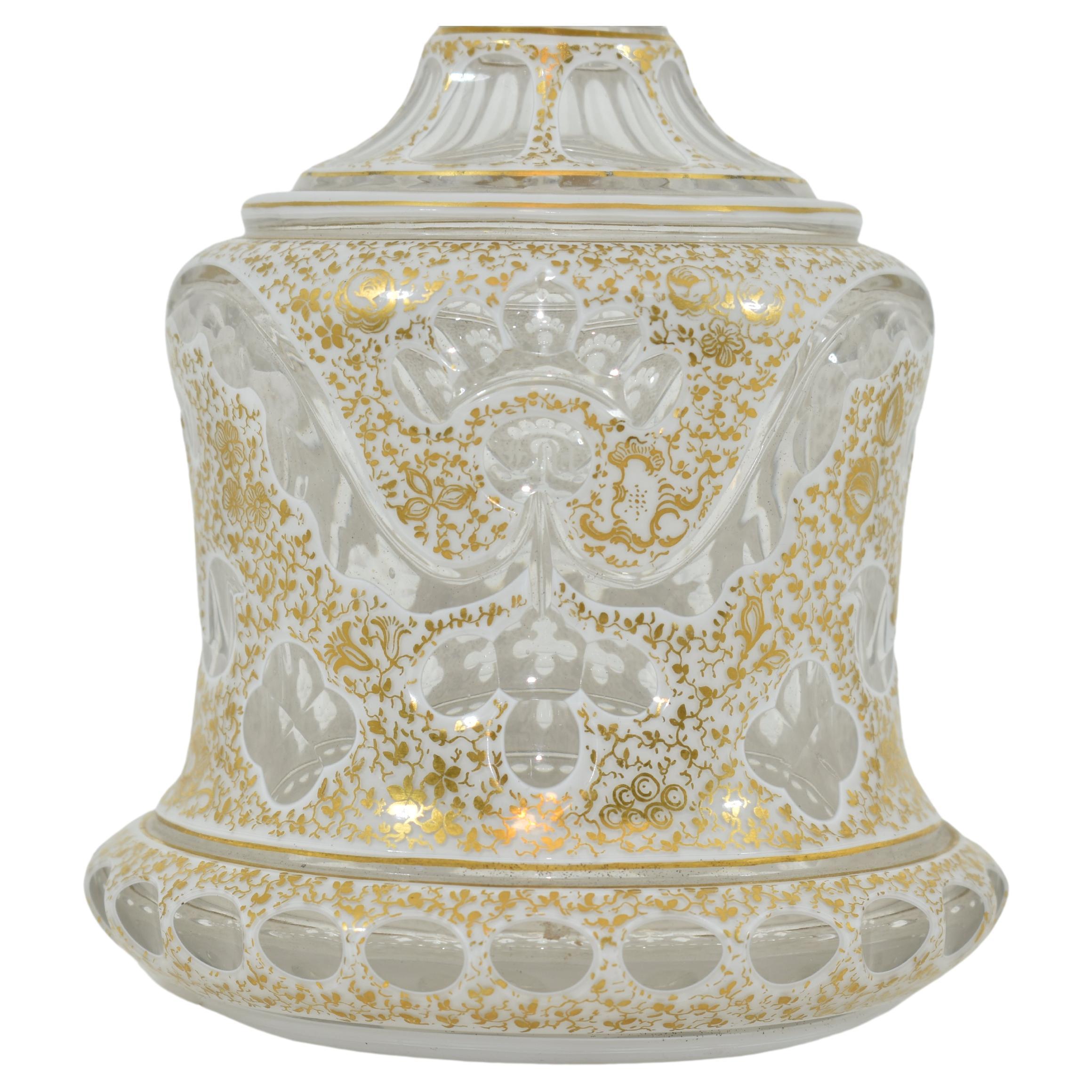Fait main Bouteille bohème ancienne du 19ème siècle en verre doré à superposition, Moser en vente