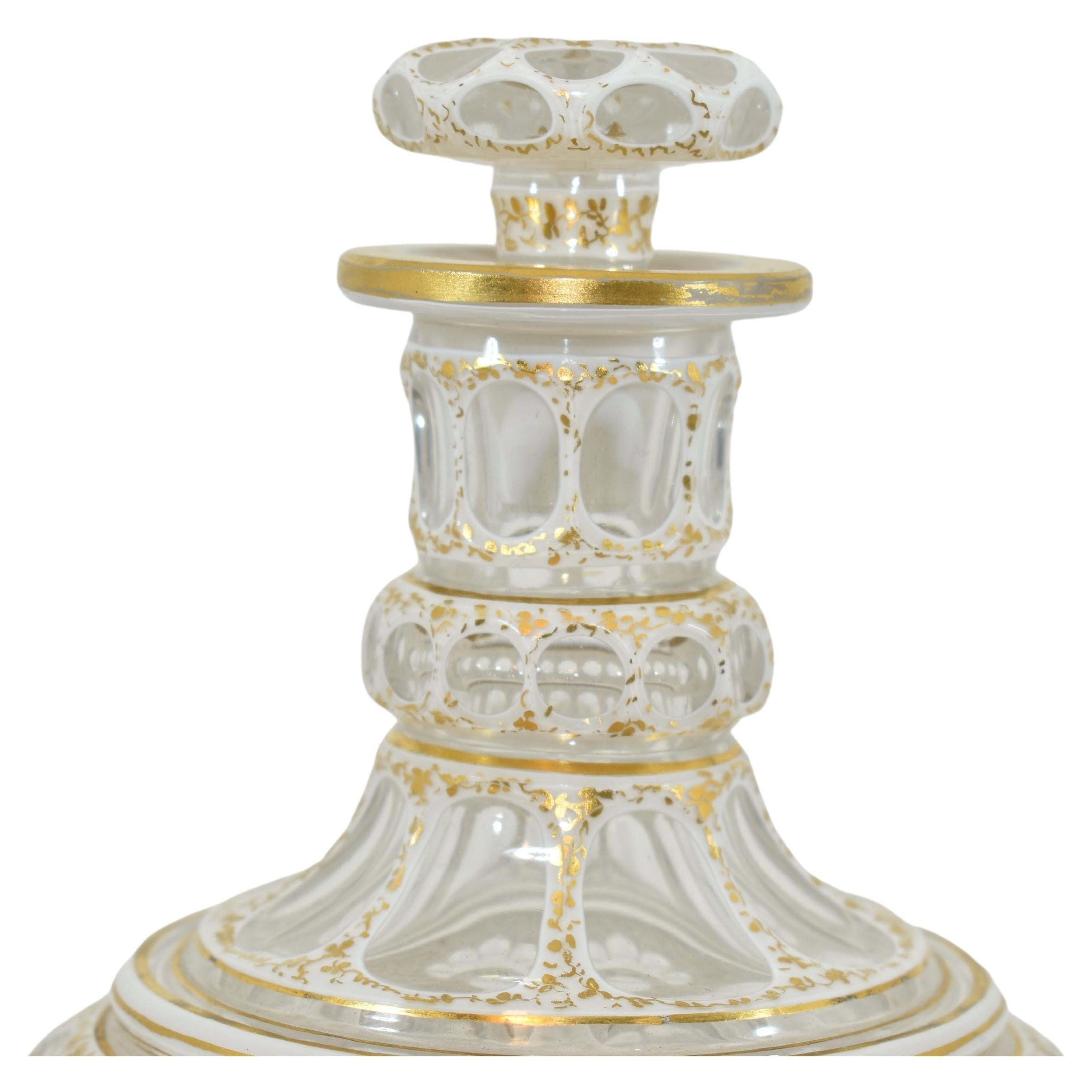 XIXe siècle Bouteille bohème ancienne du 19ème siècle en verre doré à superposition, Moser en vente