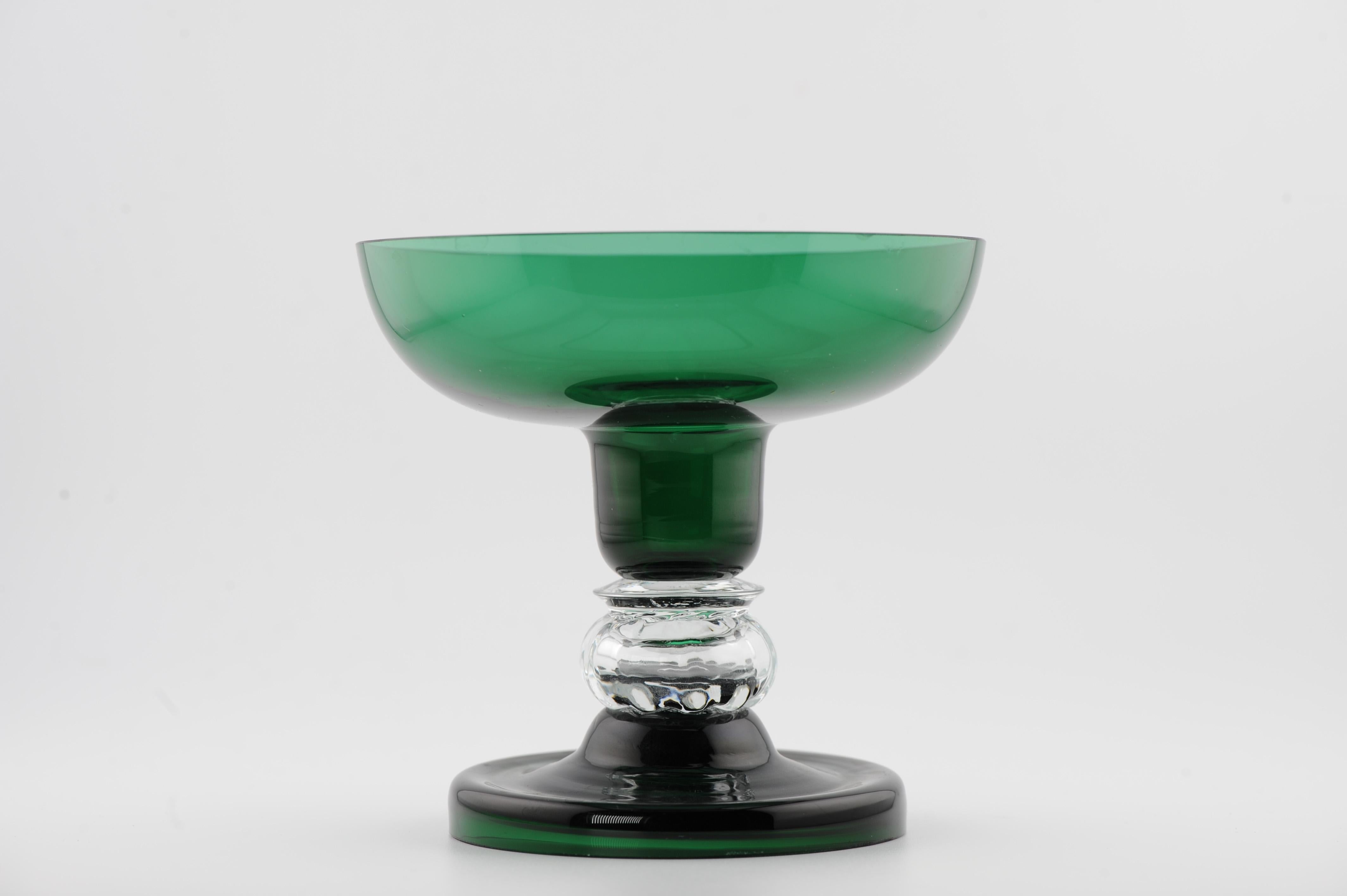 Olandese Antico bicchiere di vetro verde di Boemia del XIX secolo Made in Germany/Czech in vendita