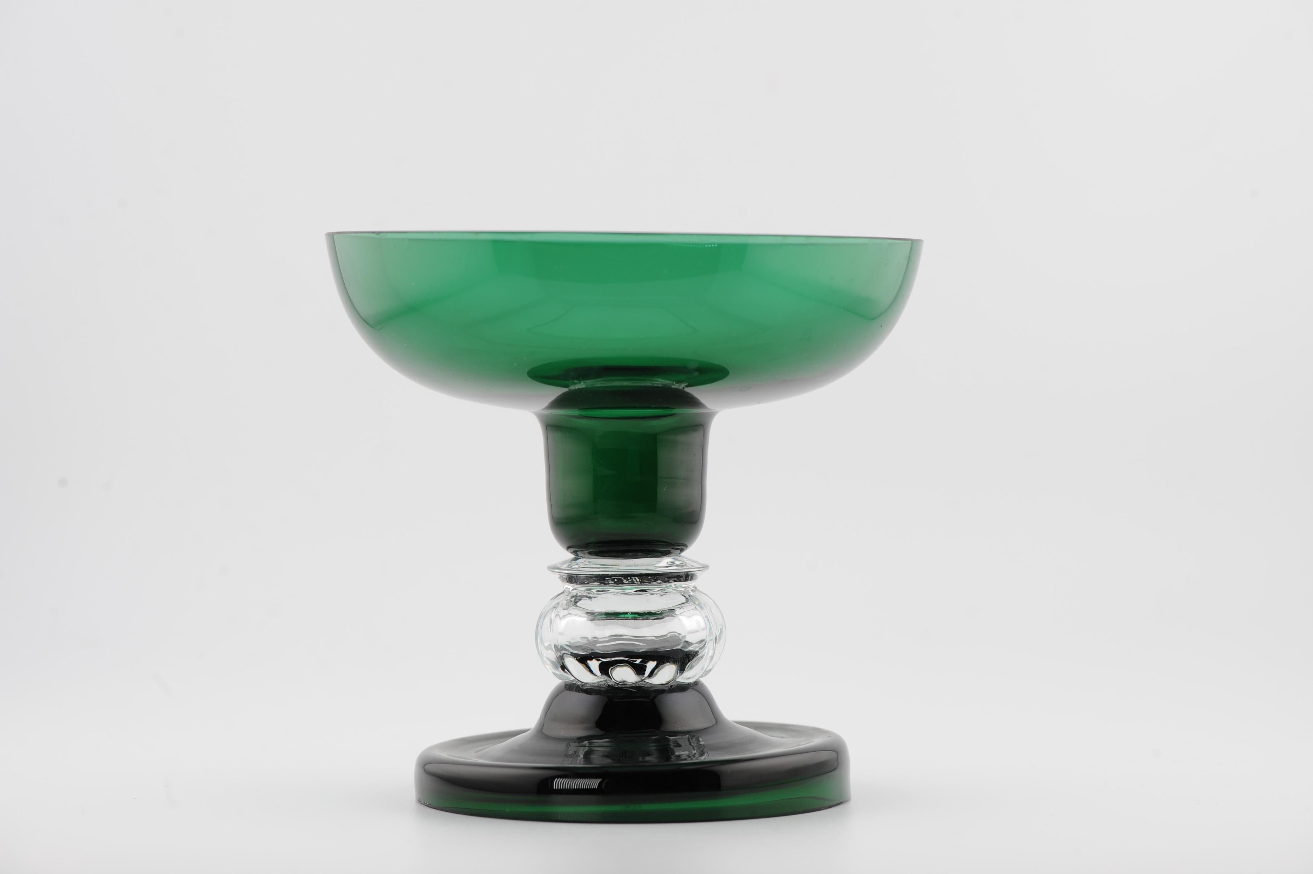 Vetro artistico Antico bicchiere di vetro verde di Boemia del XIX secolo Made in Germany/Czech in vendita