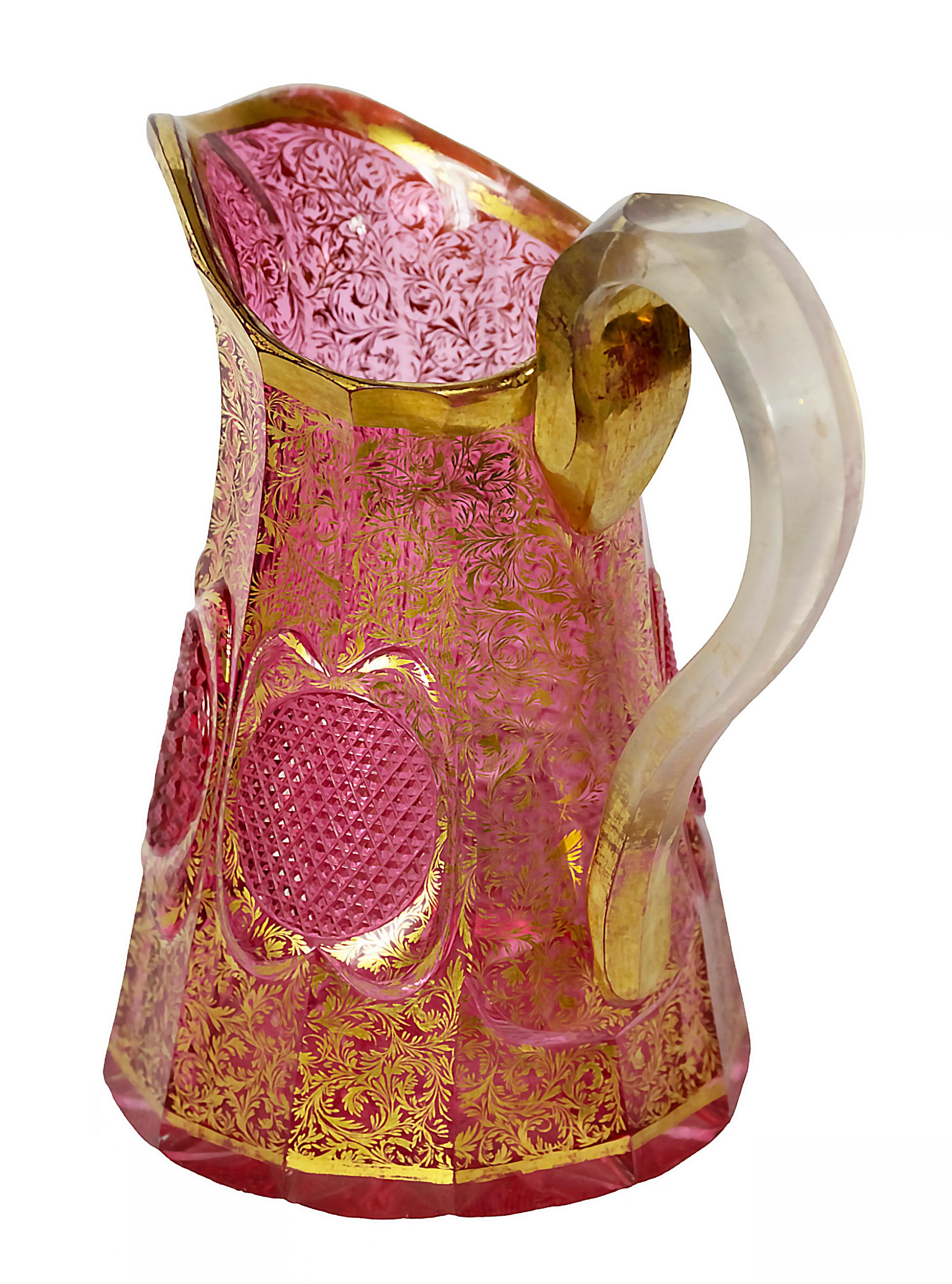 Ancien pichet en cristal taillé à la main de Moser, vers 1880. Le cristal taillé à la main de couleur rose/cranberry est orné d'un décor floral doré.
Condit : La dorure de la poignée est usée et il y a quelques petits éclats sur le bord inférieur.

