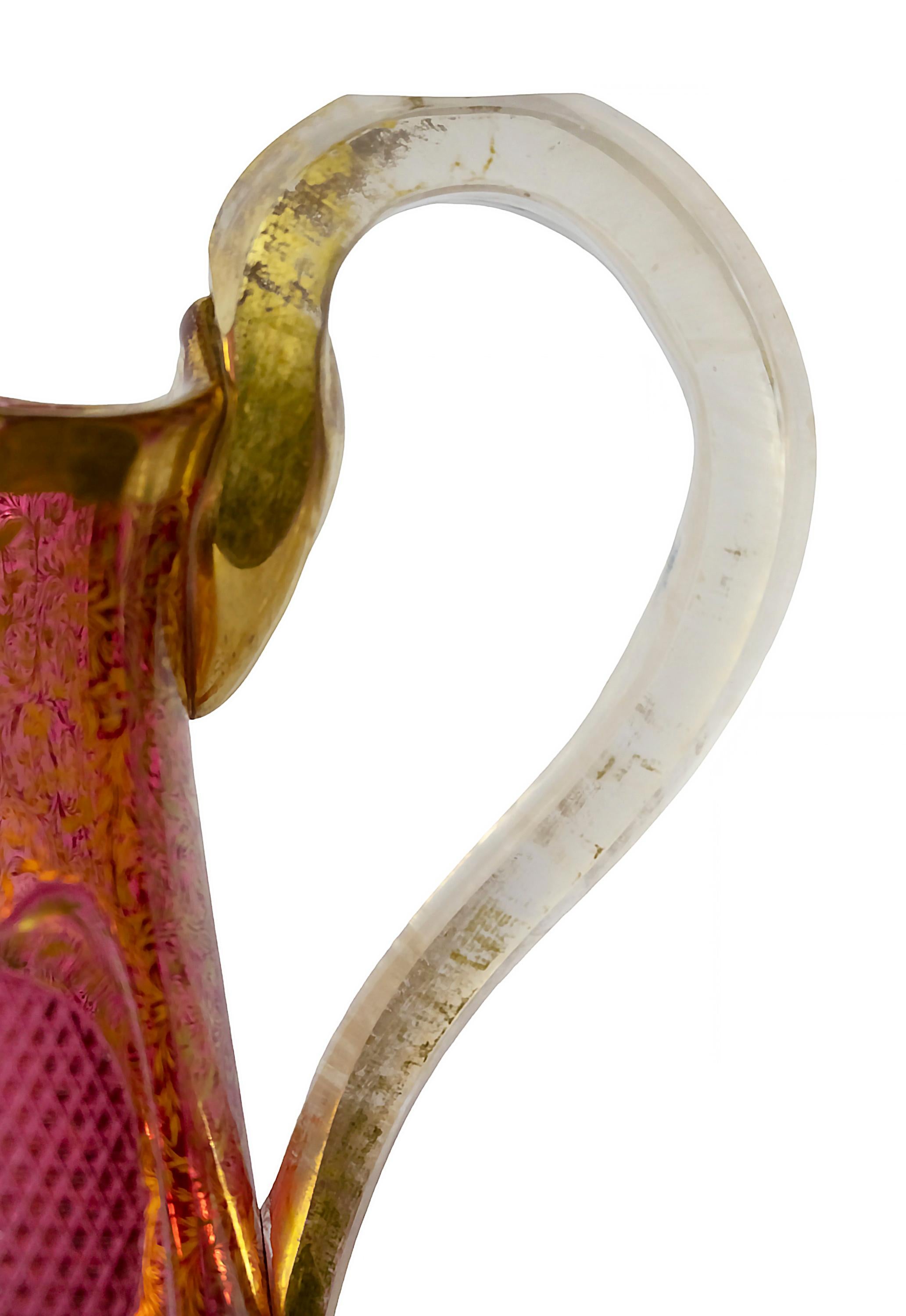 Tchèque Pichet / pichet de Bohème ancien du 19ème siècle en cristal rose Moser taillé à la main en vente