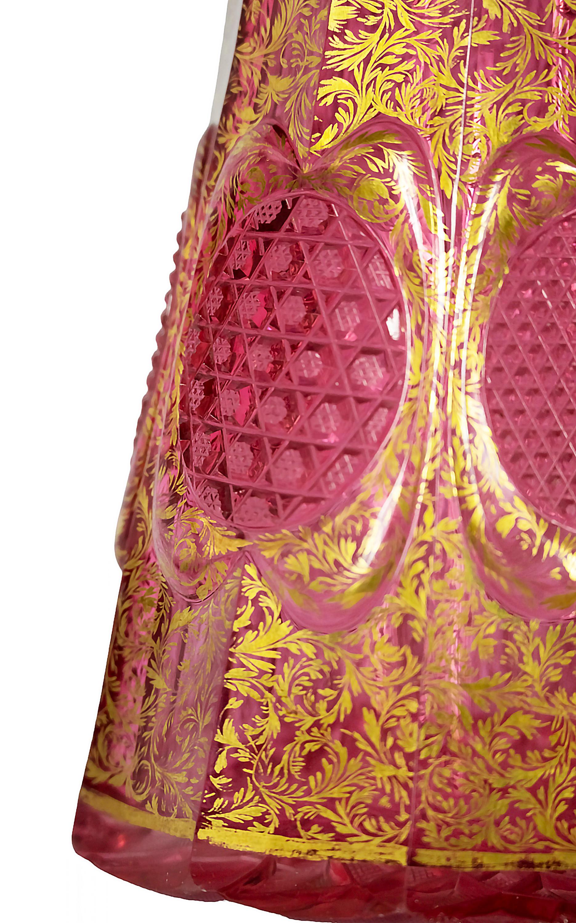 Doré Pichet / pichet de Bohème ancien du 19ème siècle en cristal rose Moser taillé à la main en vente