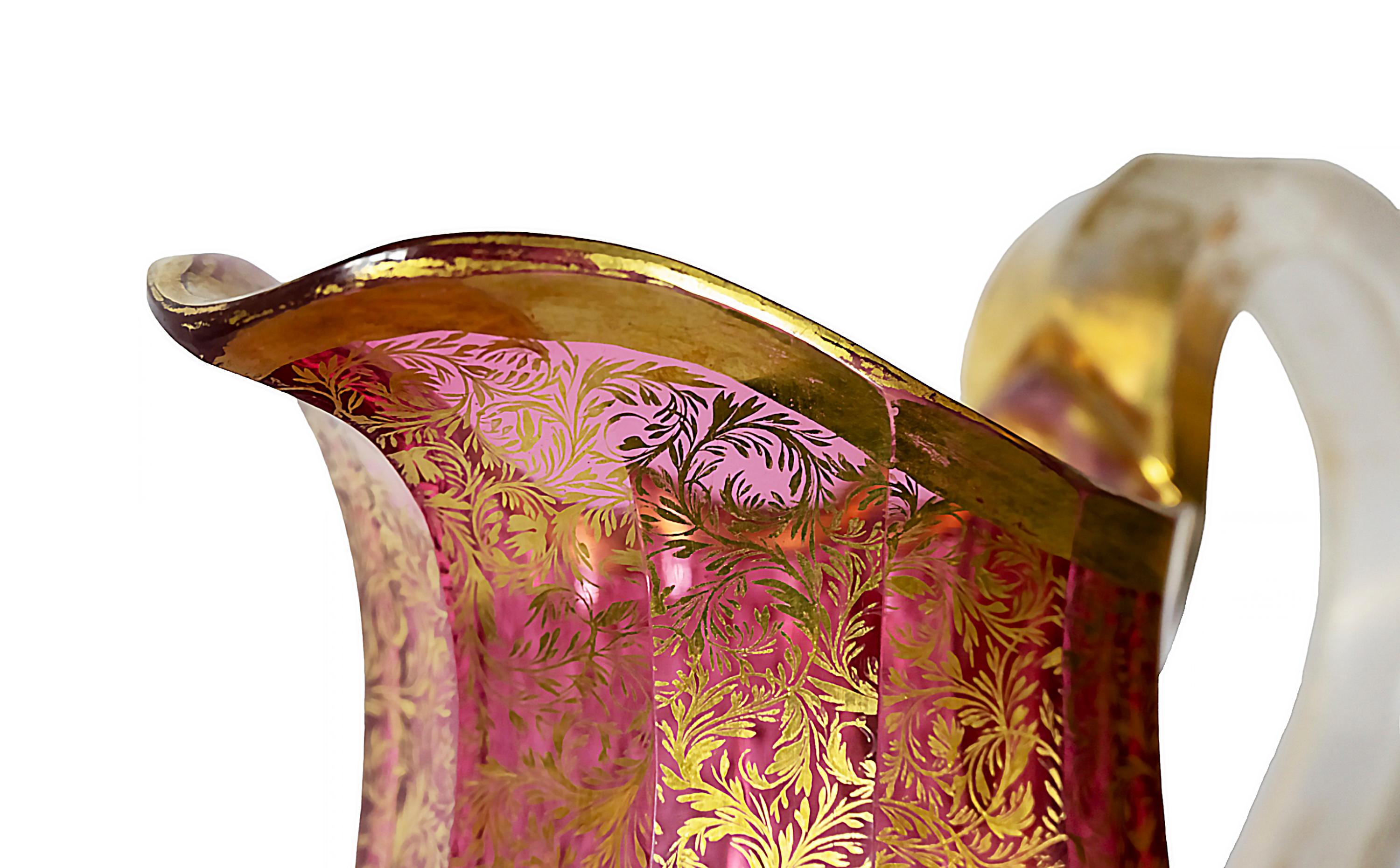 Pichet / pichet de Bohème ancien du 19ème siècle en cristal rose Moser taillé à la main Bon état - En vente à Vilnius, LT