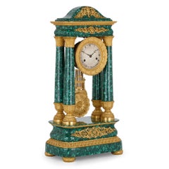 Horloge de cheminée ancienne du XIXe siècle de restauration Bourbon en malachite et bronze doré