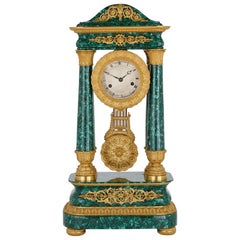 Antico orologio da tavolo Bourbon Restauration del XIX secolo in malachite e bronzo dorato