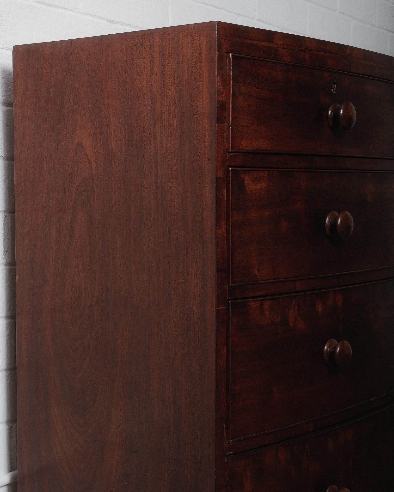 Antigua cómoda de caoba maciza con frente de arco del siglo XIX Madera en venta