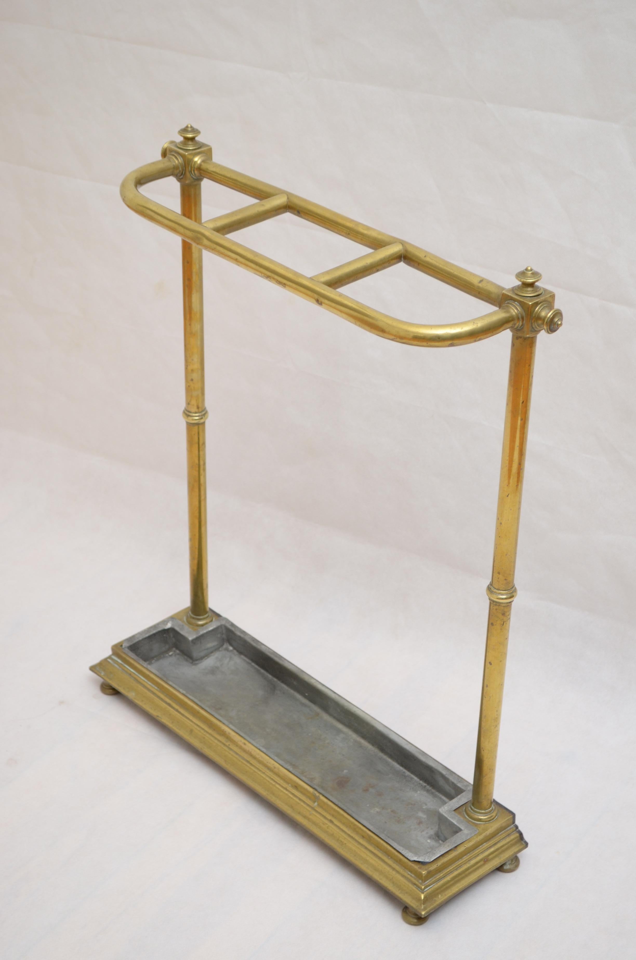 P0255 Superbe porte-parapluies ou porte-manteau français du XIXe siècle, comportant quatre compartiments à boucle flanqués de fleurons décoratifs en forme de boule, reposant sur quatre montants se terminant par un profond bac de récupération et des