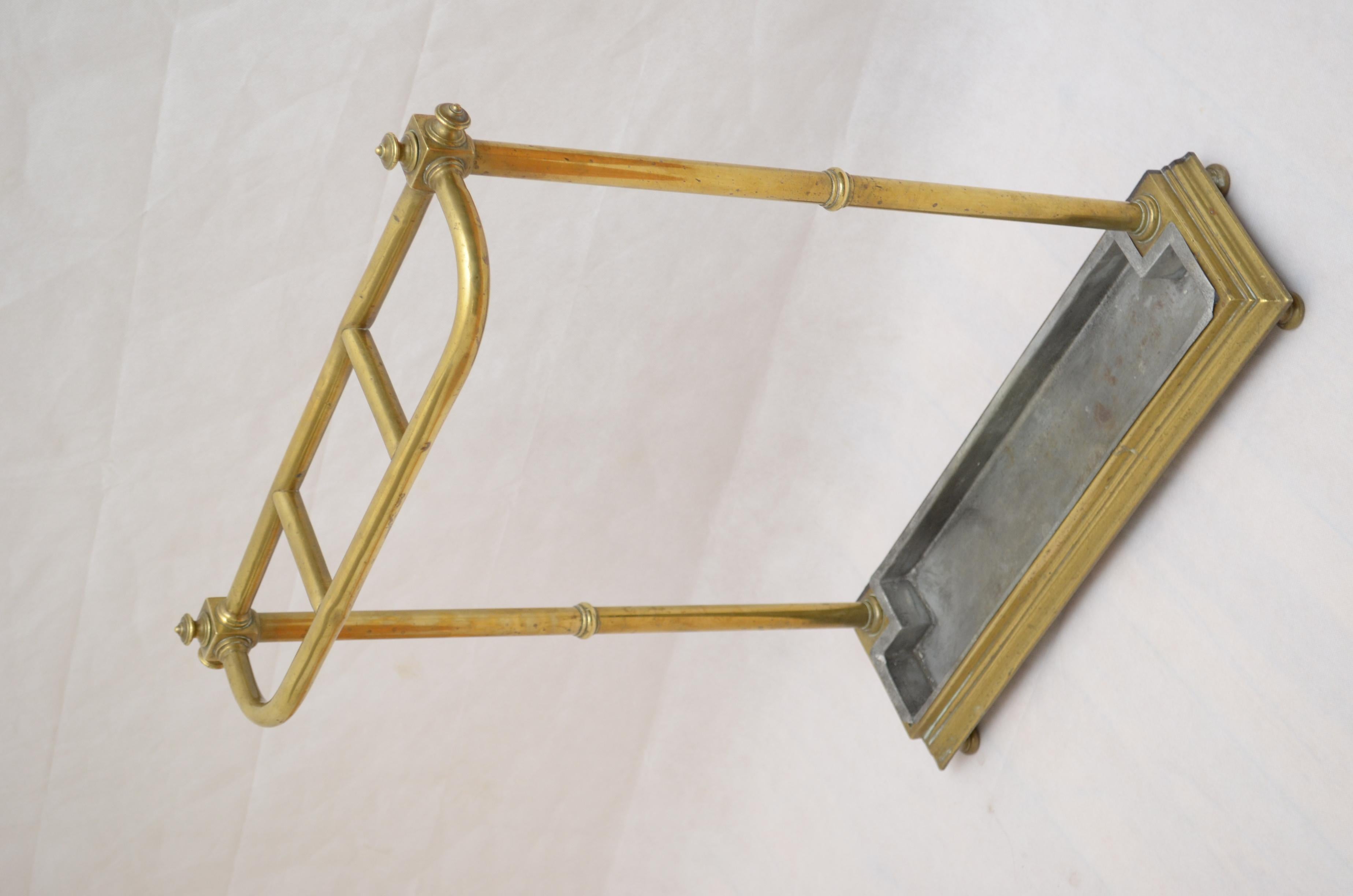 P0255 Superbe porte-parapluies ou porte-manteau français du XIXe siècle, comportant quatre compartiments à boucle flanqués de fleurons décoratifs en forme de boule, reposant sur quatre montants se terminant par un profond bac de récupération et des