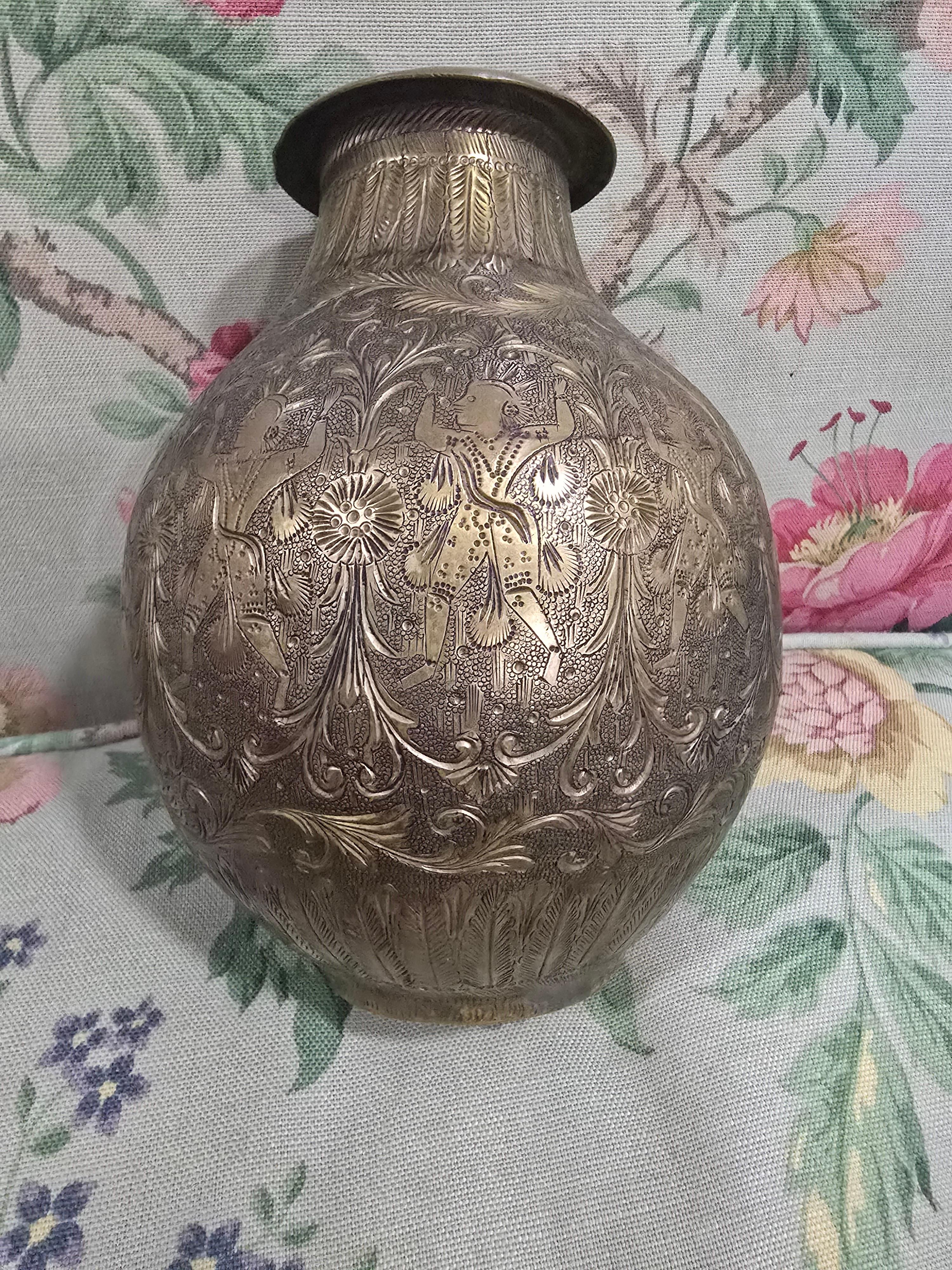 Antico vaso in ottone del XIX secolo con figure esotiche In condizioni buone in vendita a Madrid, ES
