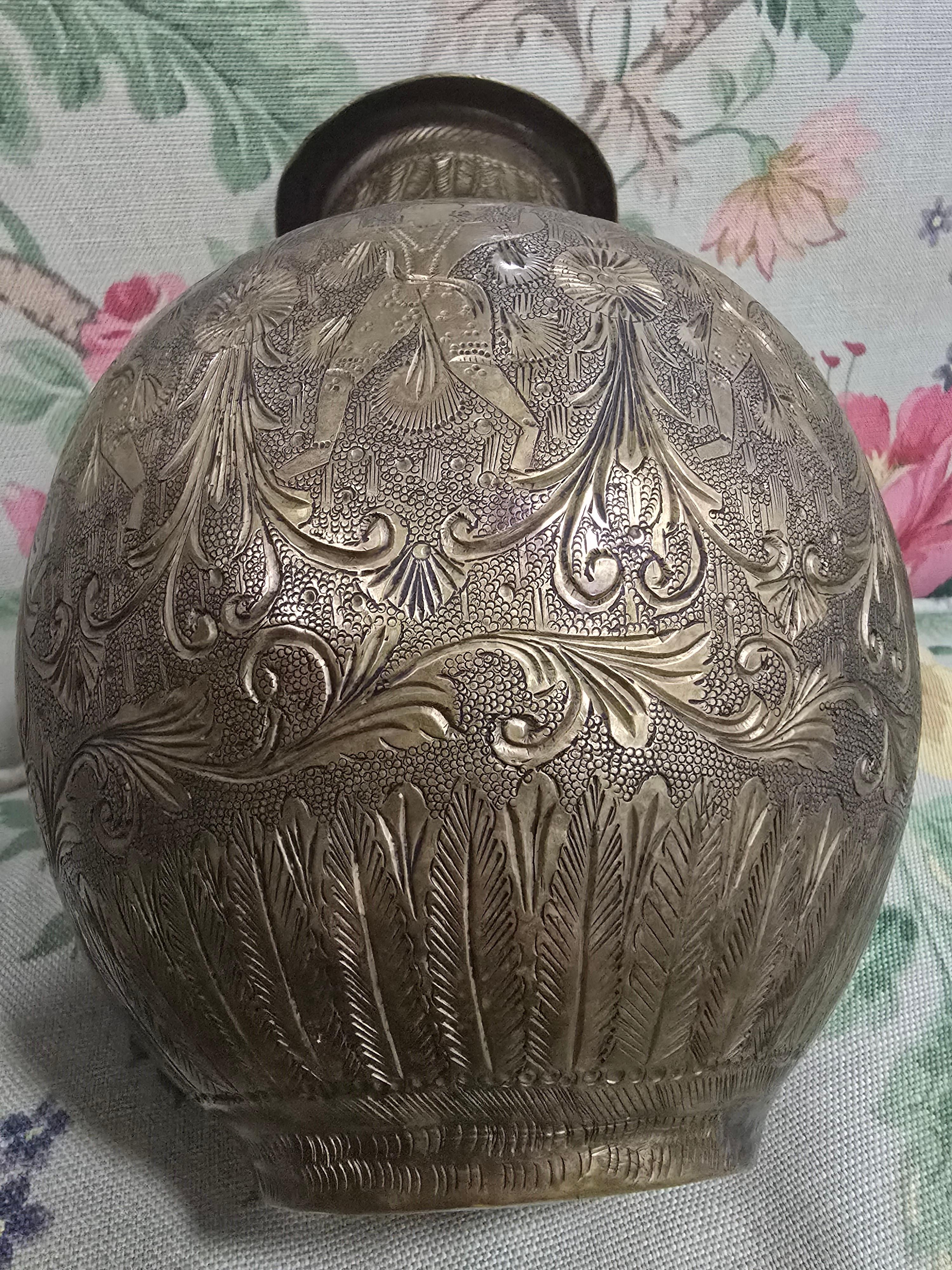 Fine XIX secolo Antico vaso in ottone del XIX secolo con figure esotiche in vendita