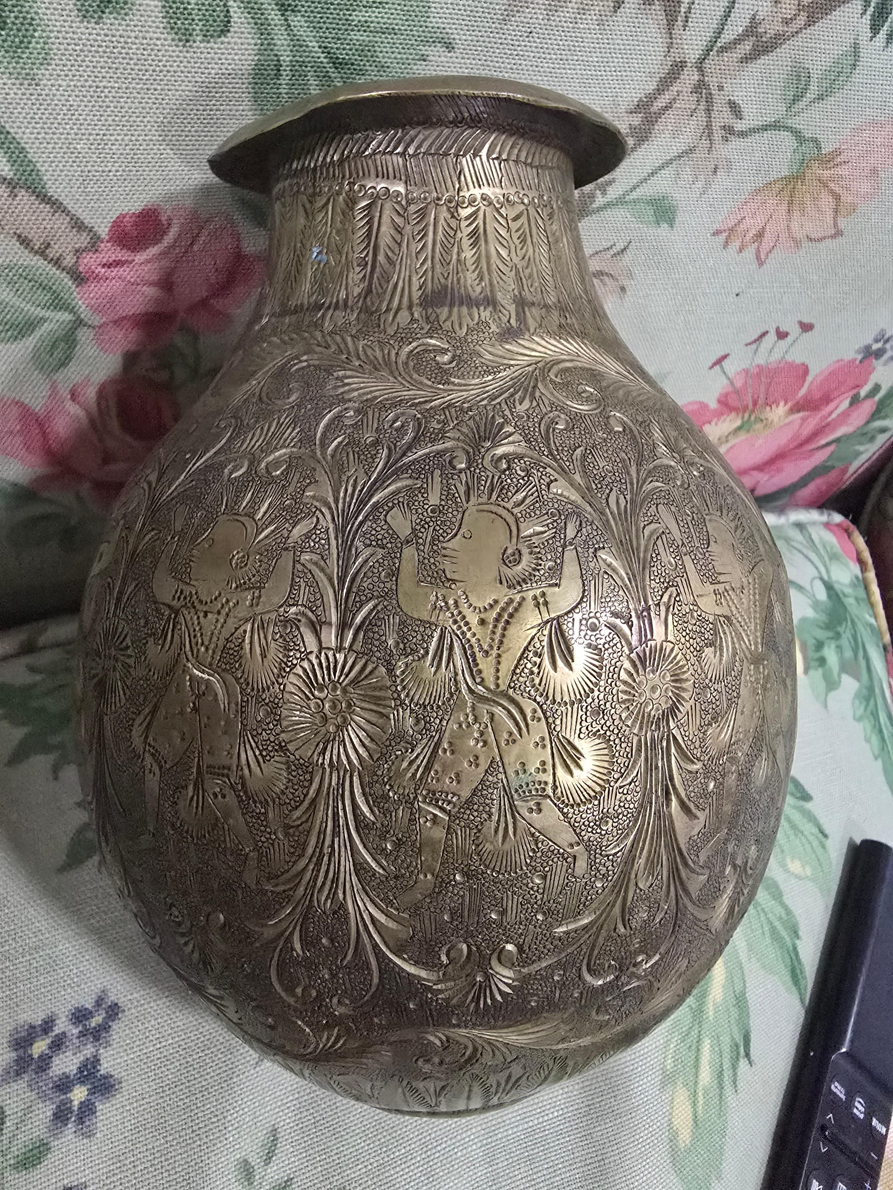Antico vaso in ottone del XIX secolo con figure esotiche in vendita 1