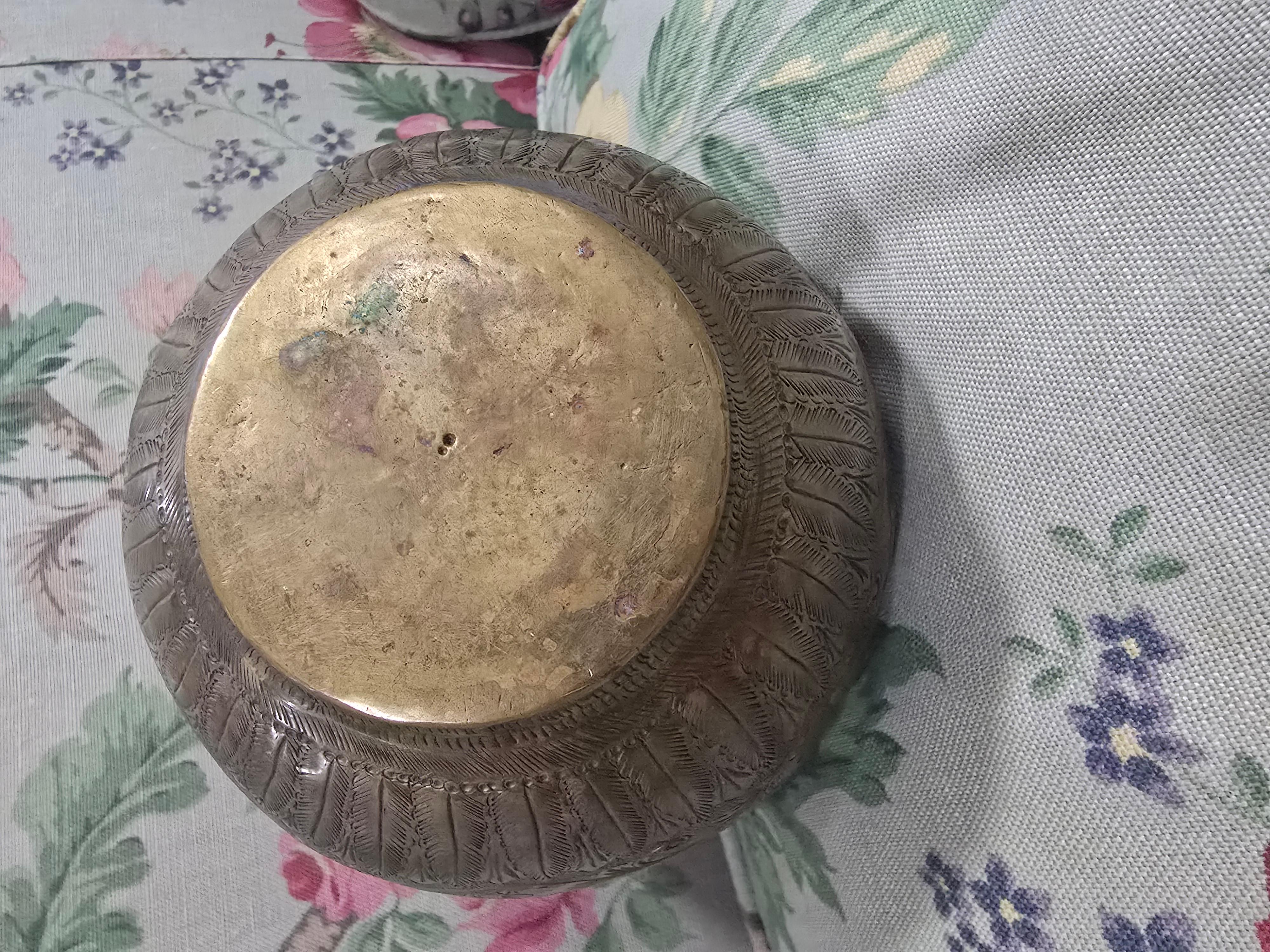 Antico vaso in ottone del XIX secolo con figure esotiche in vendita 2