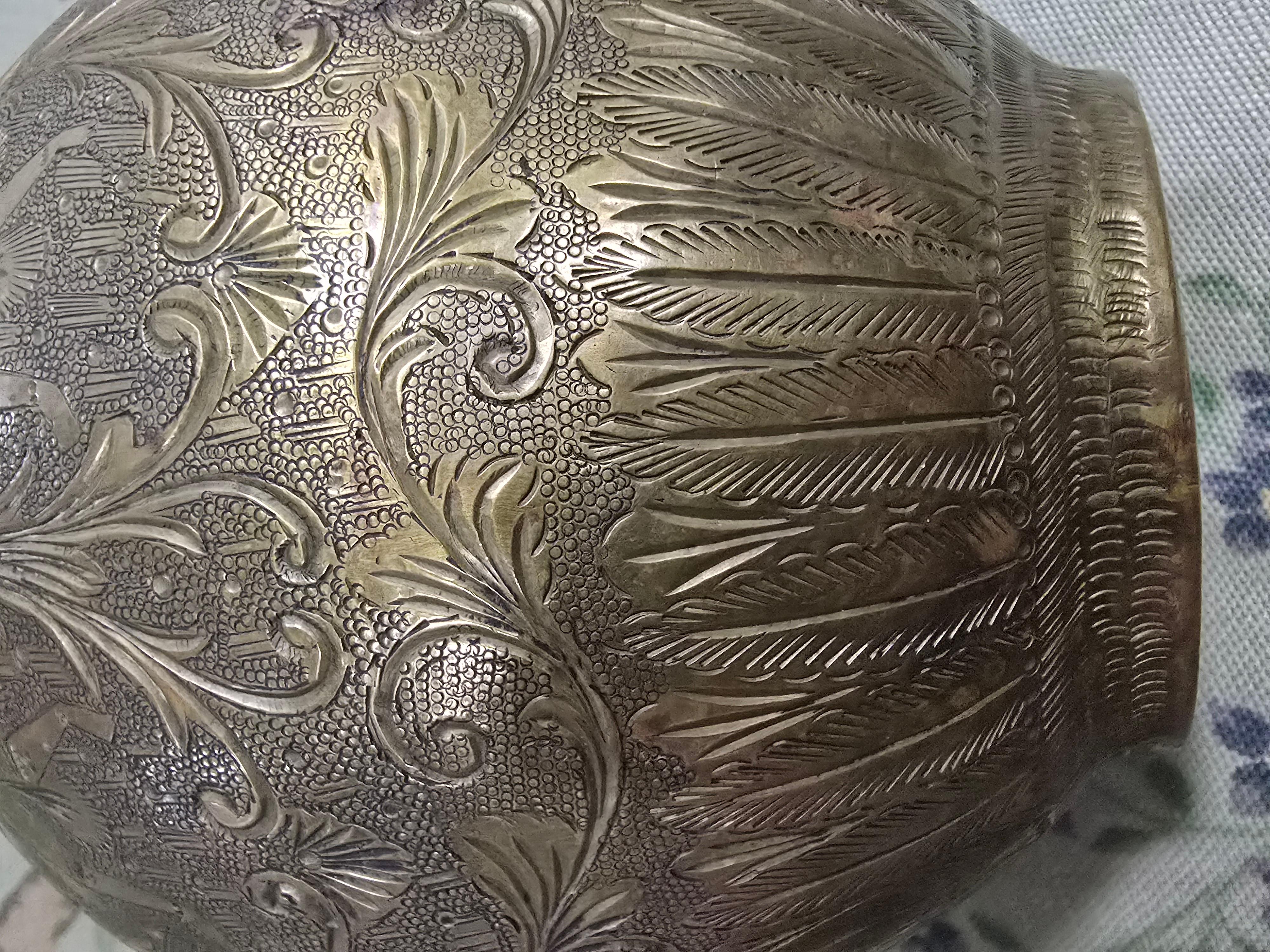 Antico vaso in ottone del XIX secolo con figure esotiche in vendita 3