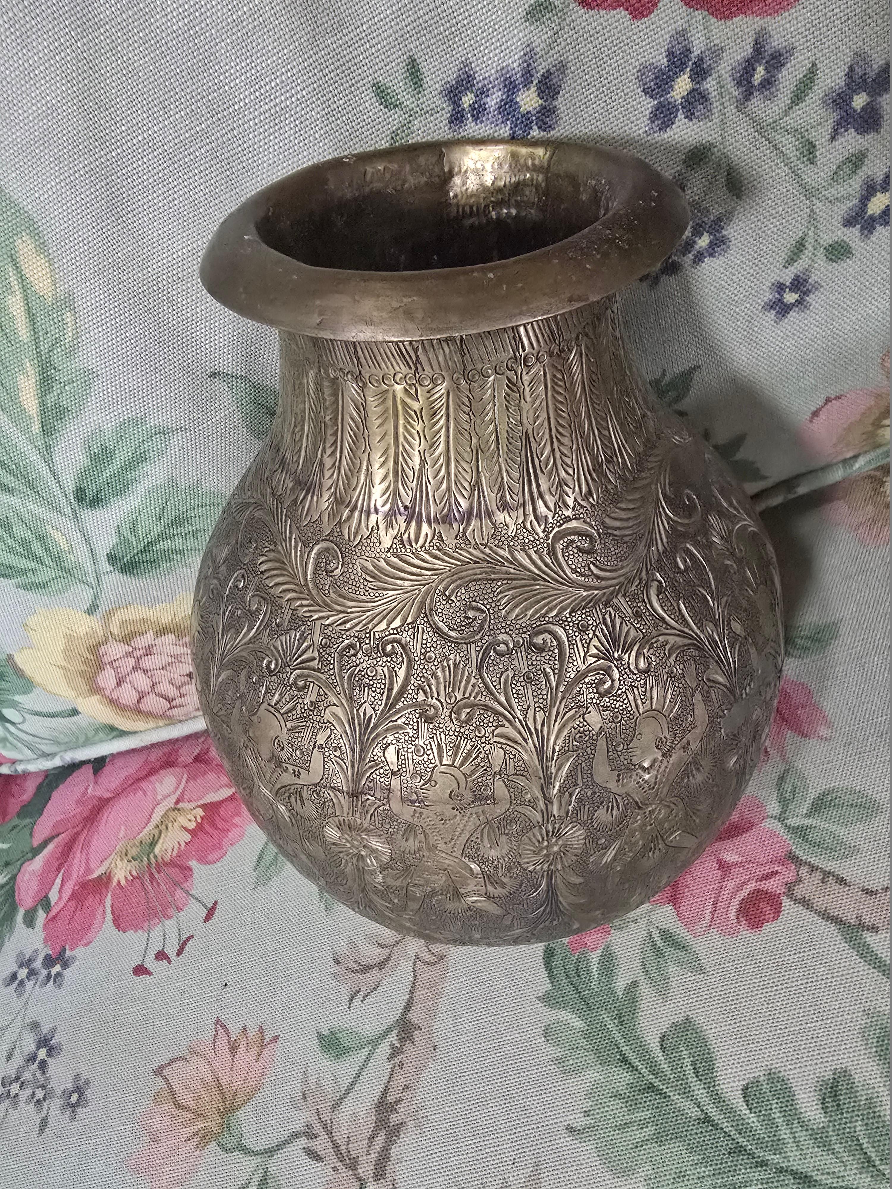 Antico vaso in ottone del XIX secolo con figure esotiche in vendita 4