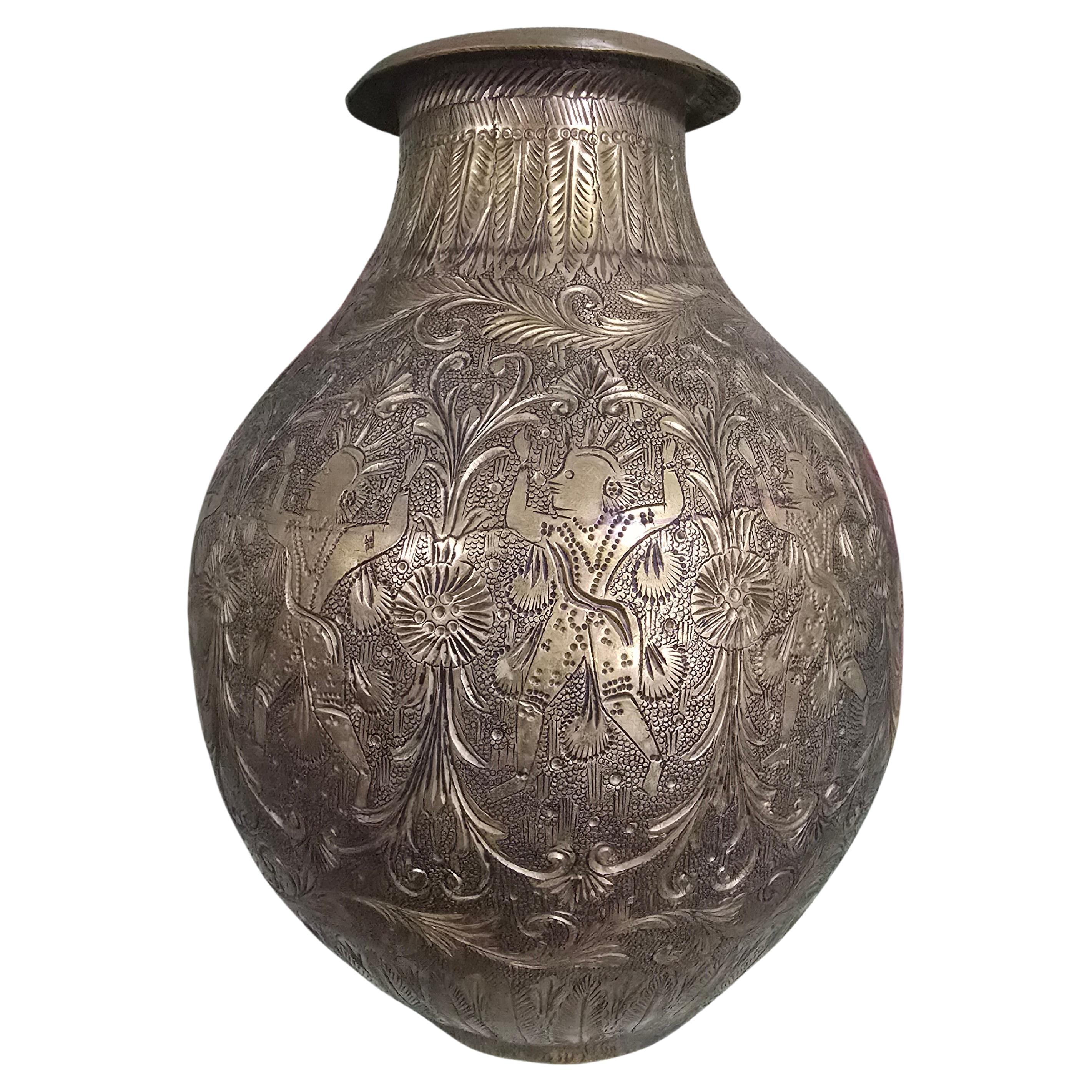 Antico vaso in ottone del XIX secolo con figure esotiche