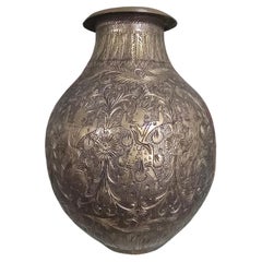 Jarrón antiguo de latón del siglo XIX con figuras exóticas