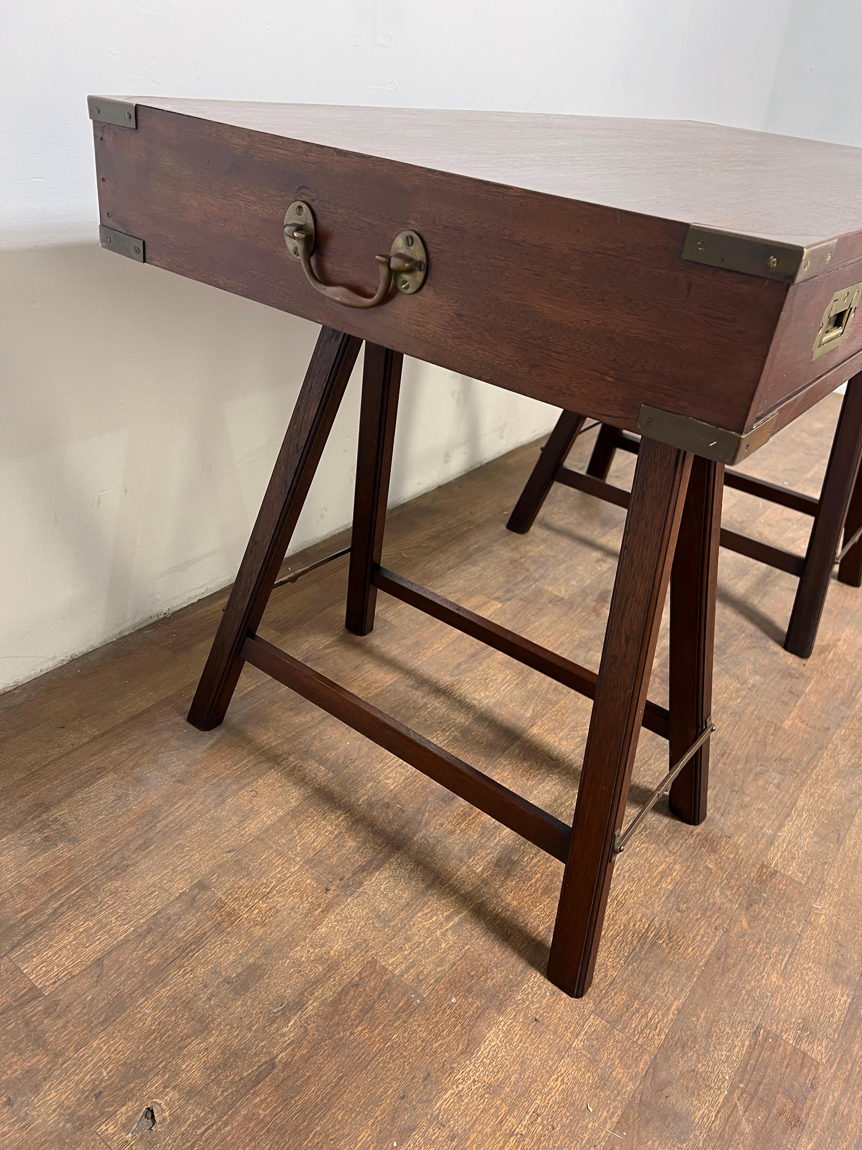 Antique British Campaigner Desk del XIX secolo in mogano in vendita 3