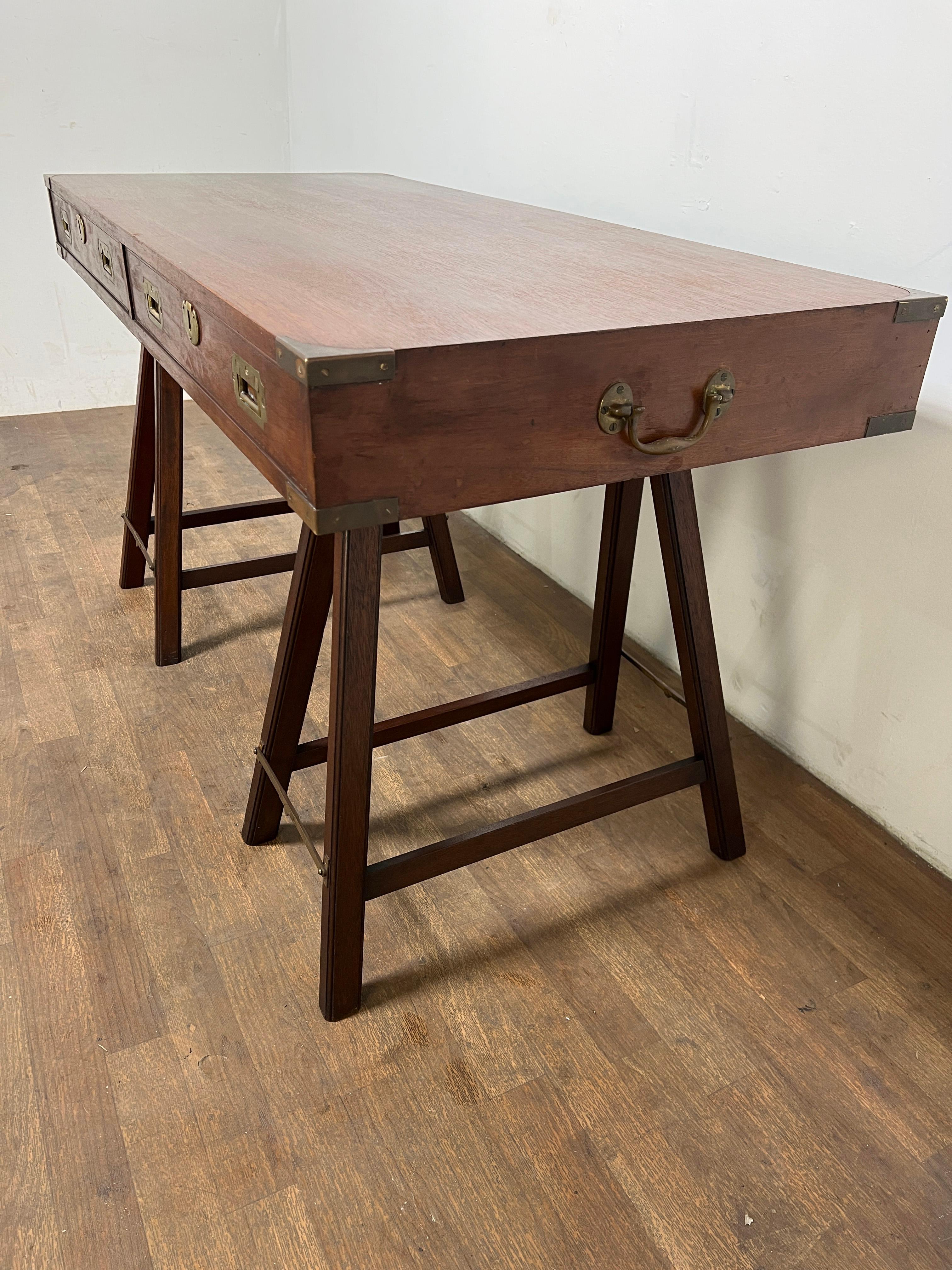 Antique British Campaigner Desk del XIX secolo in mogano in vendita 4