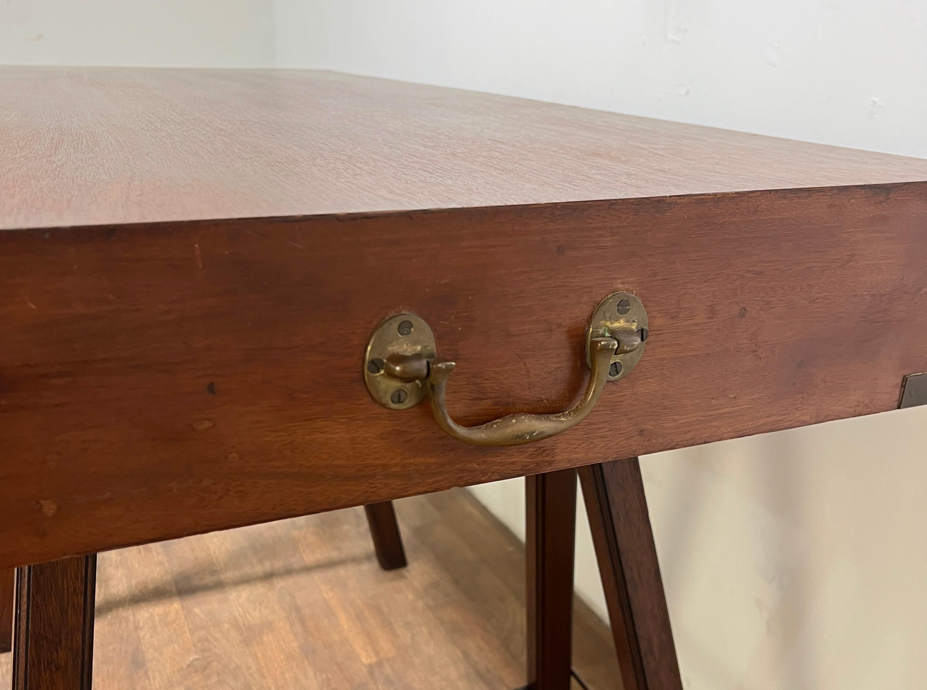 Antique British Campaigner Desk del XIX secolo in mogano in vendita 5