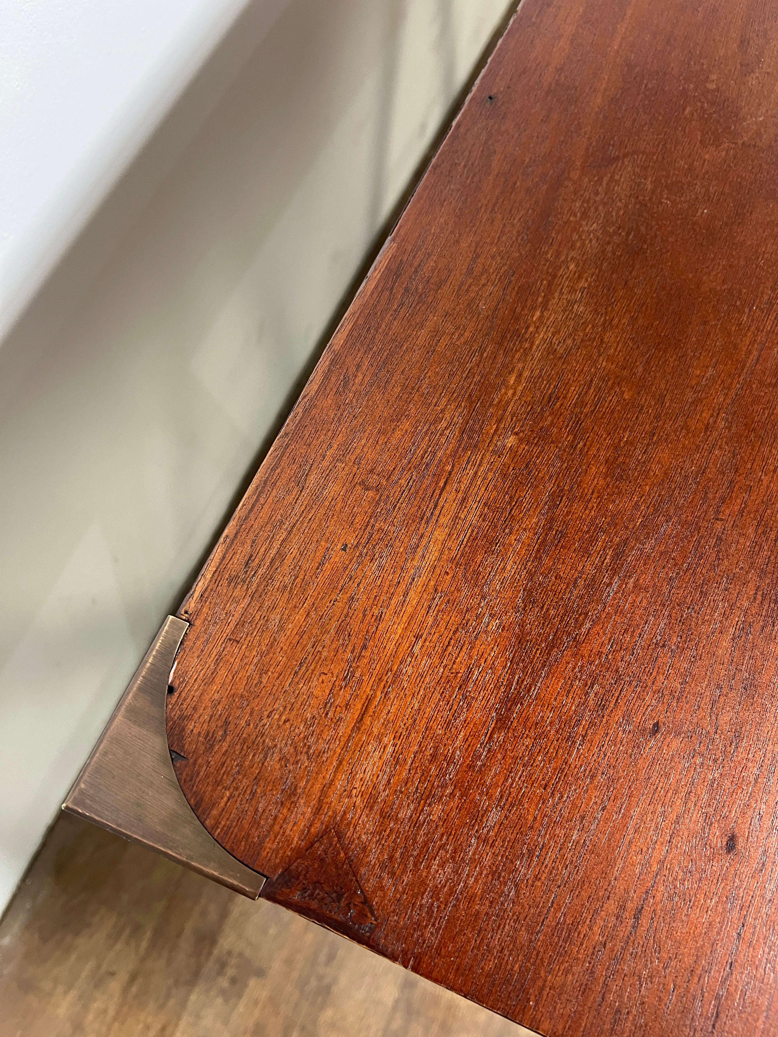 Antique British Campaigner Desk del XIX secolo in mogano in vendita 6