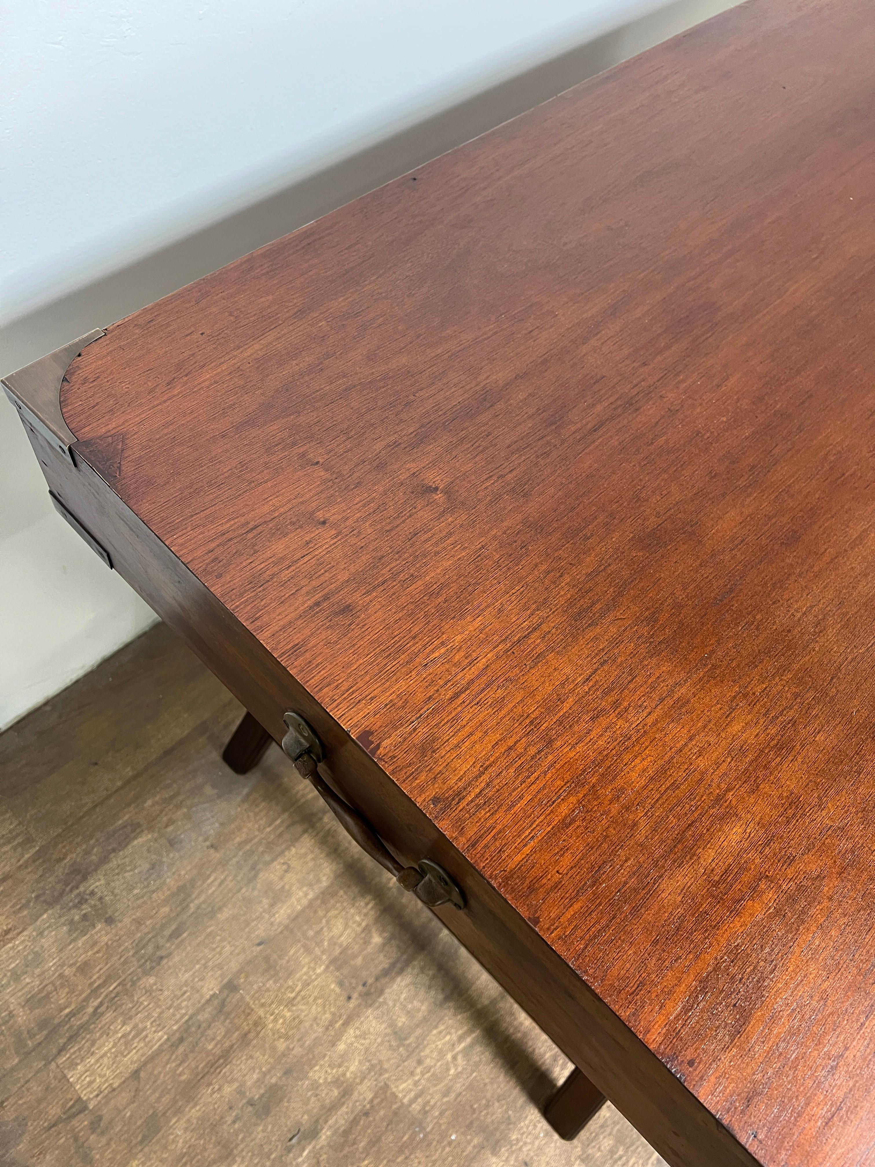 Antique British Campaigner Desk del XIX secolo in mogano in vendita 7