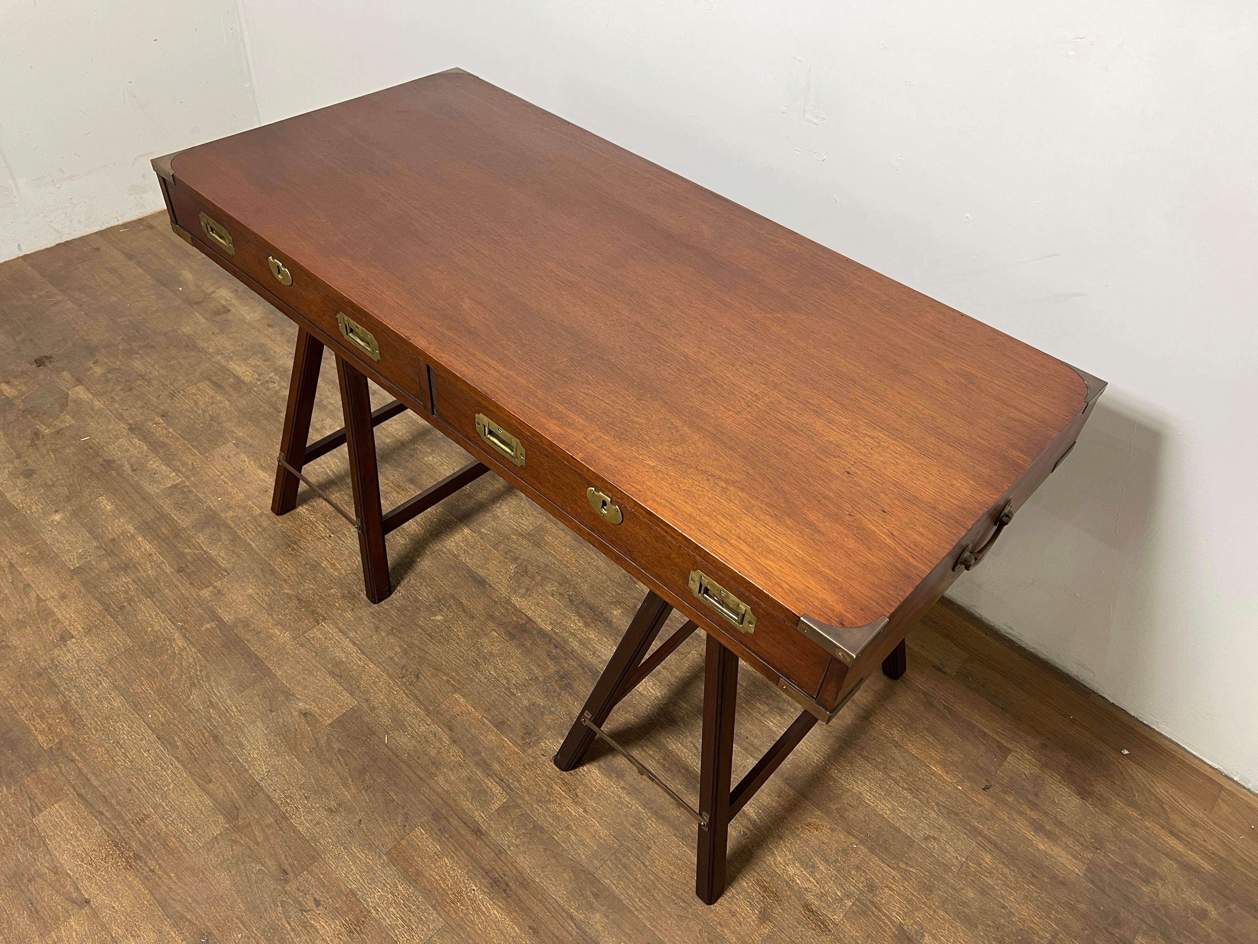 Stile Campaign Antique British Campaigner Desk del XIX secolo in mogano in vendita