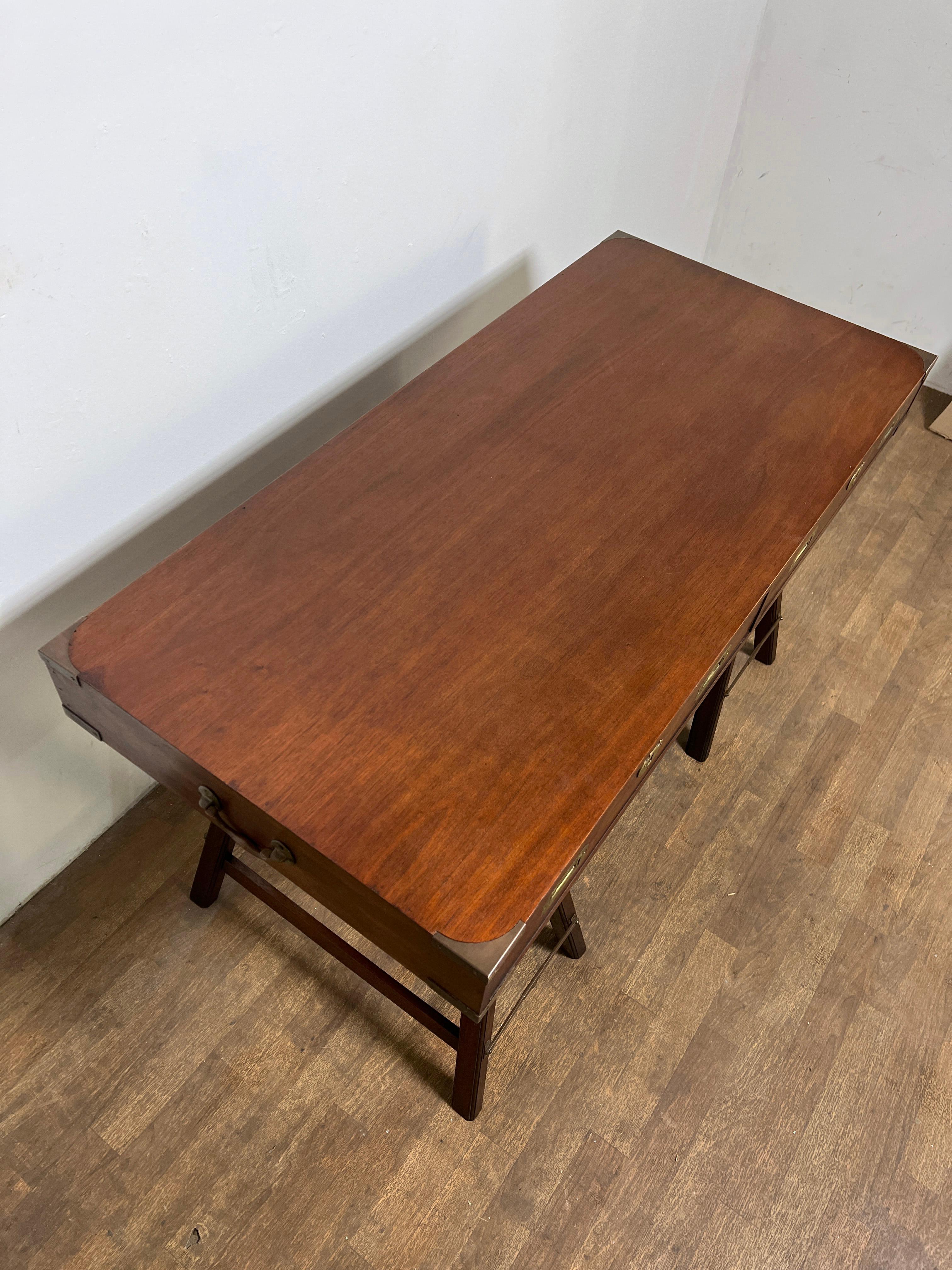 Britannico Antique British Campaigner Desk del XIX secolo in mogano in vendita