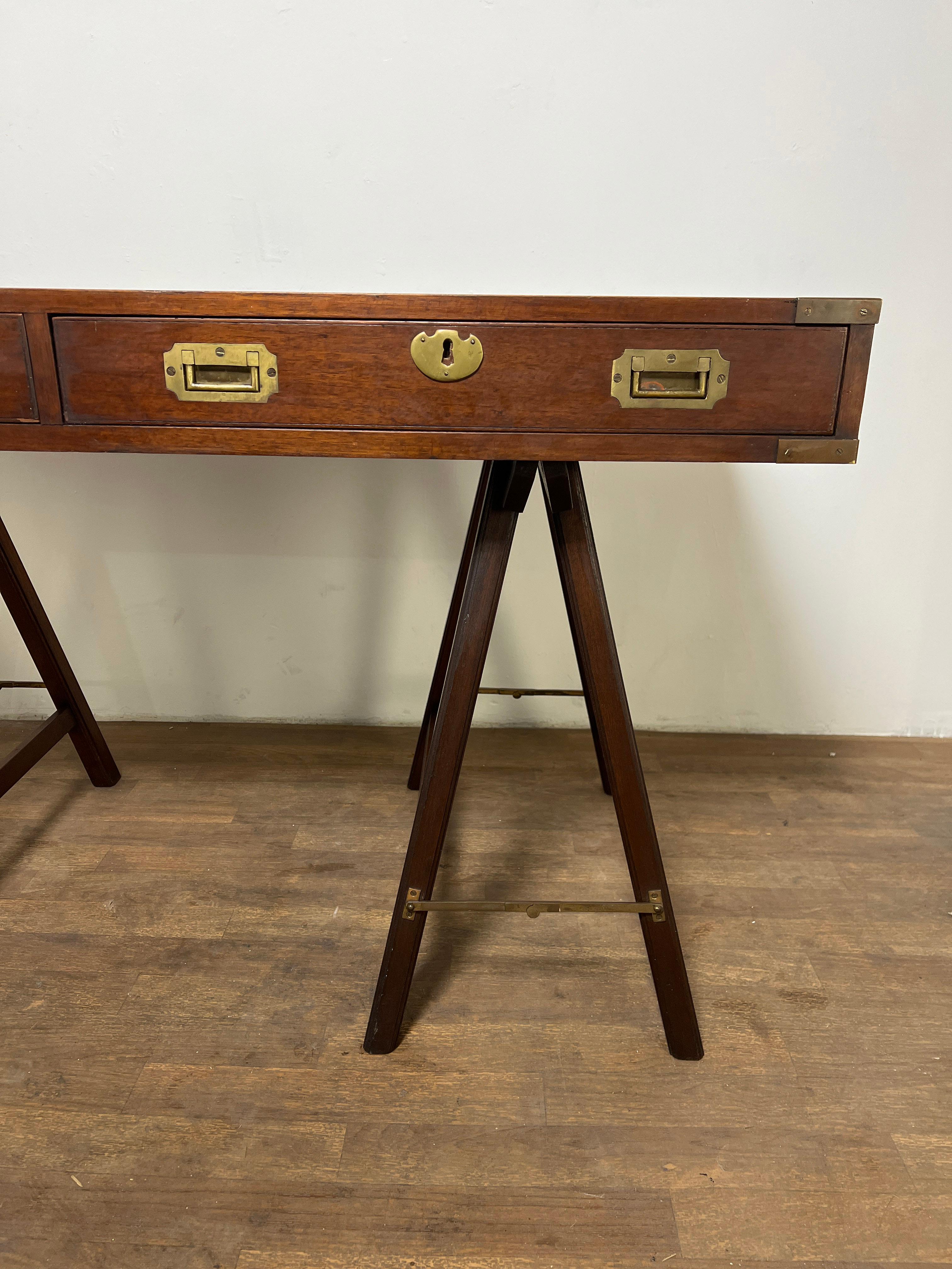 Antique British Campaigner Desk del XIX secolo in mogano In condizioni buone in vendita a Peabody, MA