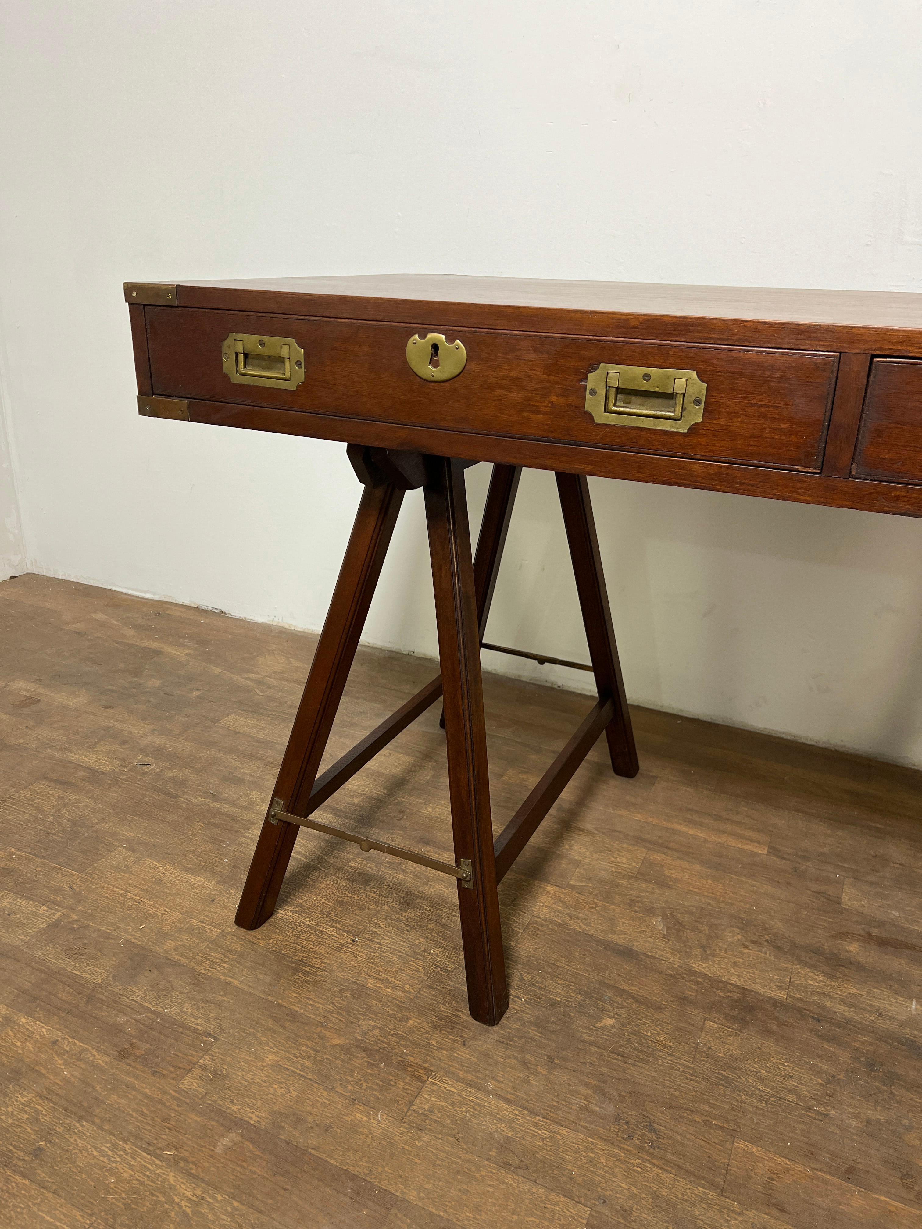 Fine XIX secolo Antique British Campaigner Desk del XIX secolo in mogano in vendita
