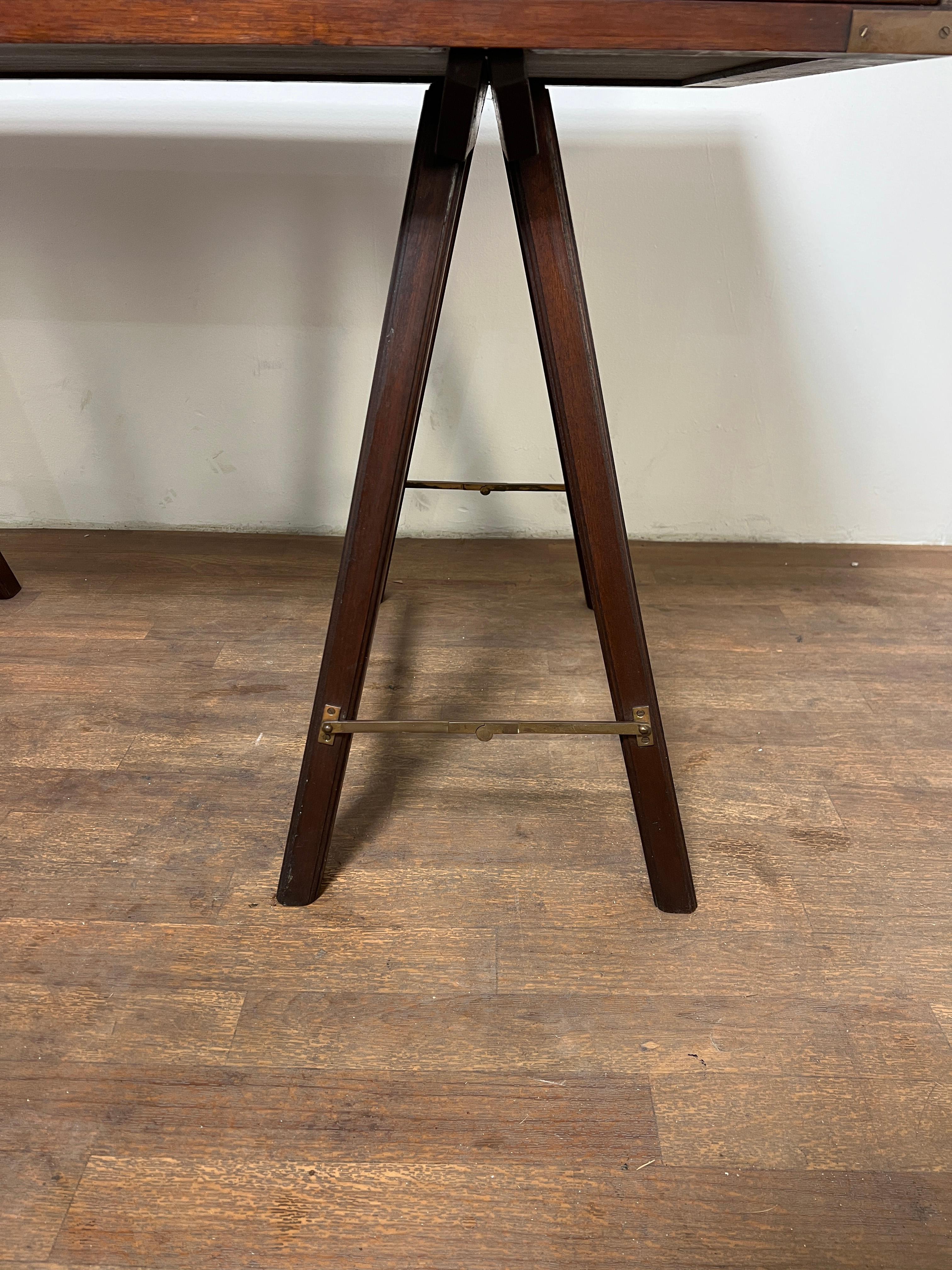 Ottone Antique British Campaigner Desk del XIX secolo in mogano in vendita