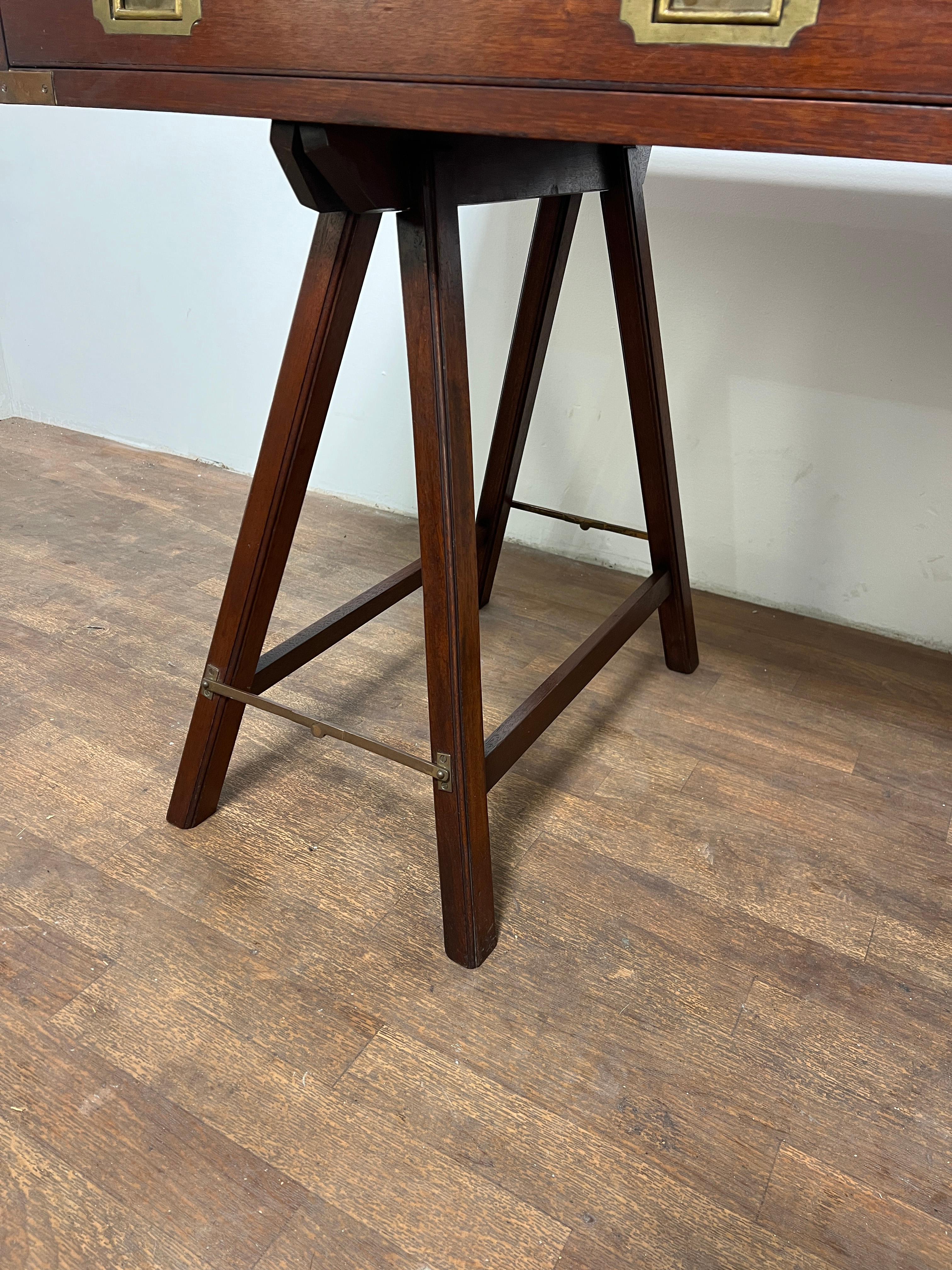 Antique British Campaigner Desk del XIX secolo in mogano in vendita 1