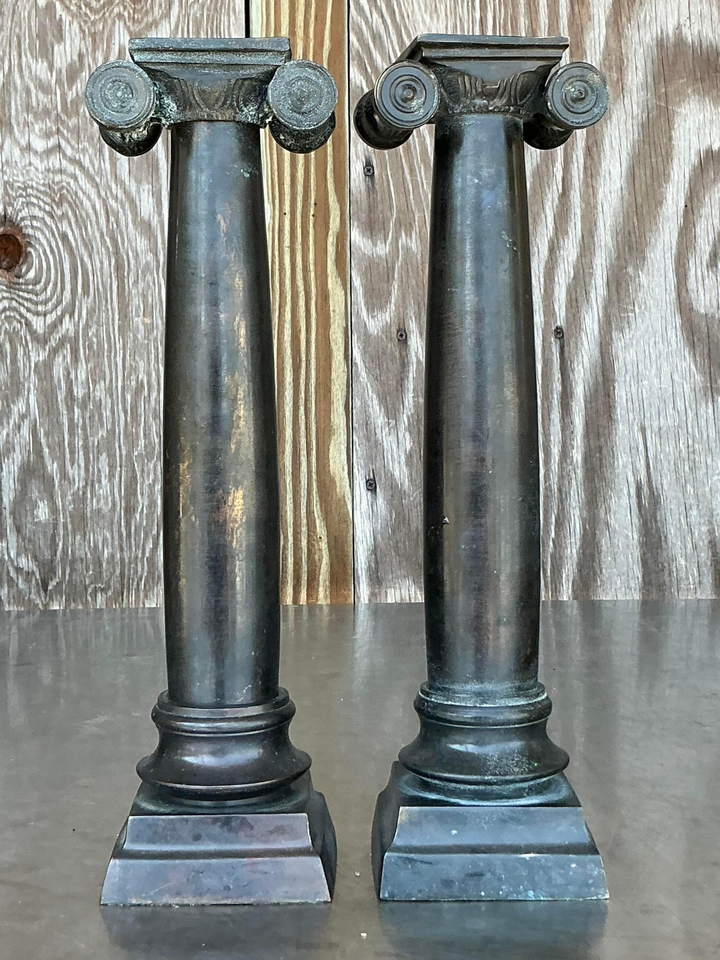 Dai un tocco di eleganza senza tempo alla tua casa con questi candelieri classici in bronzo del XIX secolo. Caratterizzati da dettagli squisiti e da una patina che riflette la loro età, questi candelieri incarnano la raffinatezza e la grandezza del