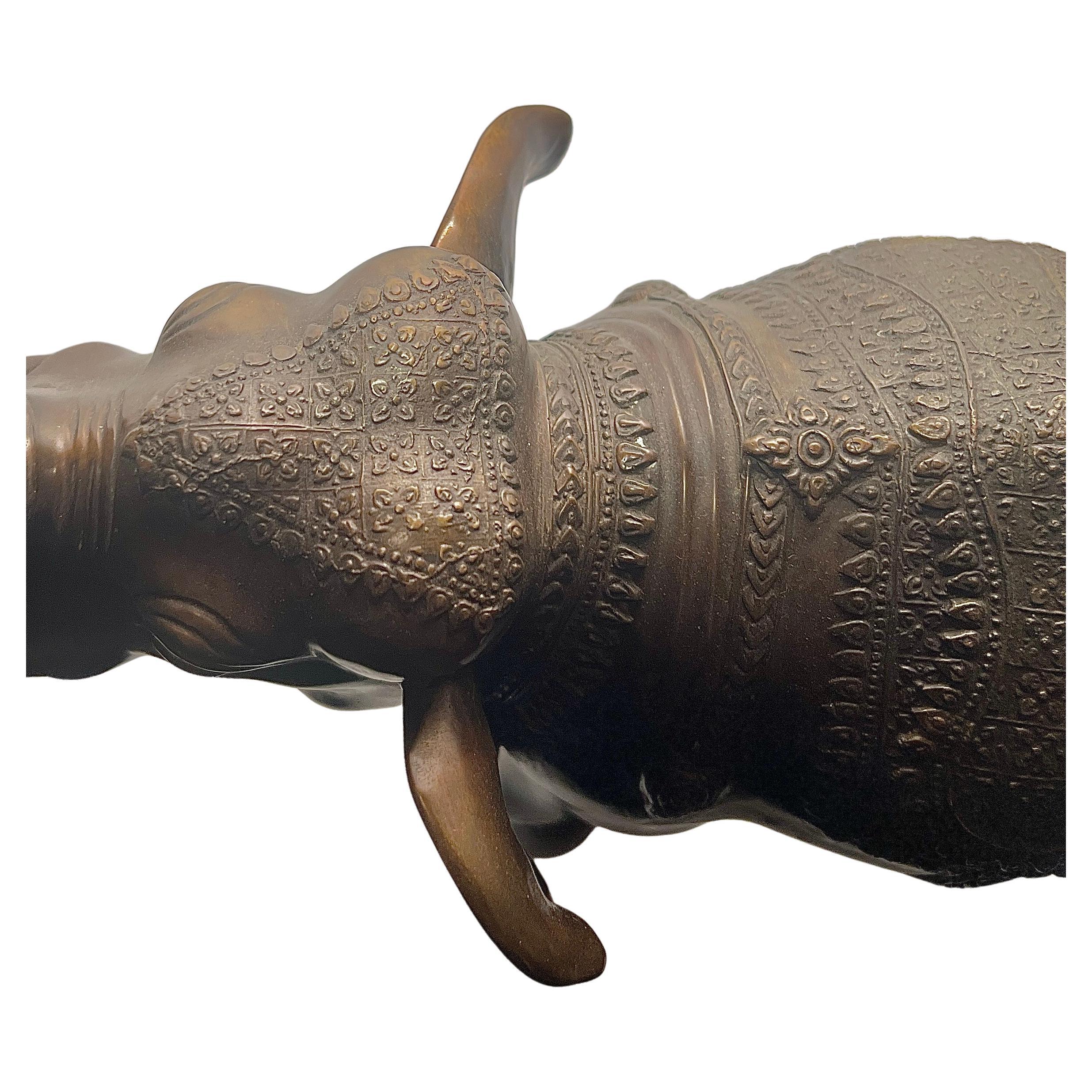 Antike Elefantenstatue aus Bronze des 19. Jahrhunderts mit außergewöhnlichem Detail im Guss. im Angebot 3