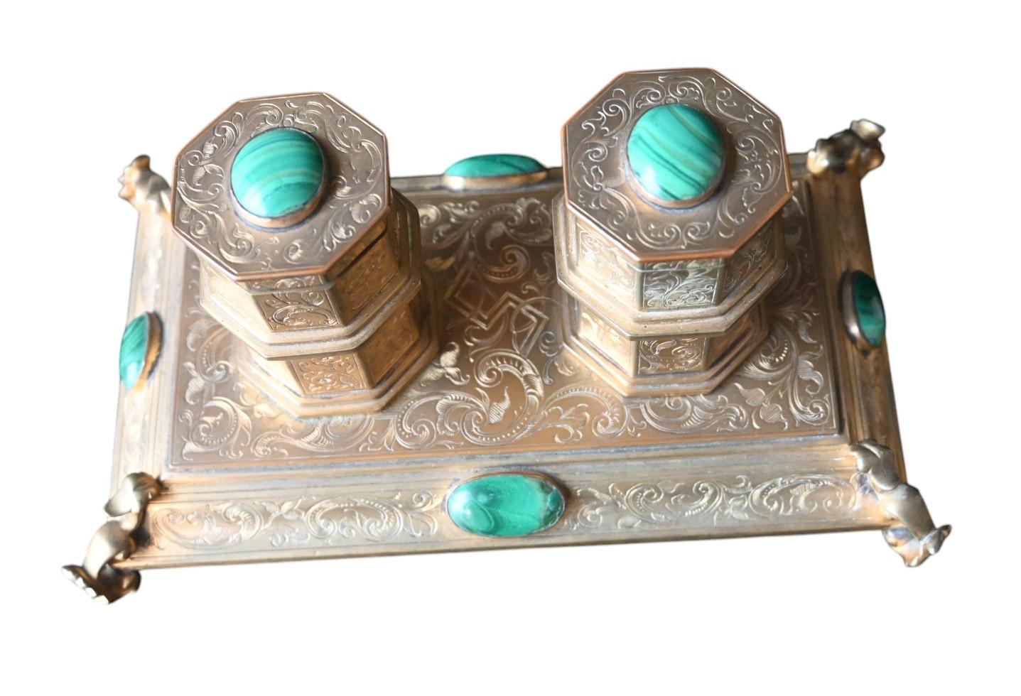 Tintero de bronce dorado ricamente grabado y decorado con piedras de malaquita pulidas en cabujón 
Totalmente grabado en estilo Luis XIV
siglo XIX
faltan los dos tinteros interiores de cristal
11,5 x 19 cm, altura 9,5 cm
