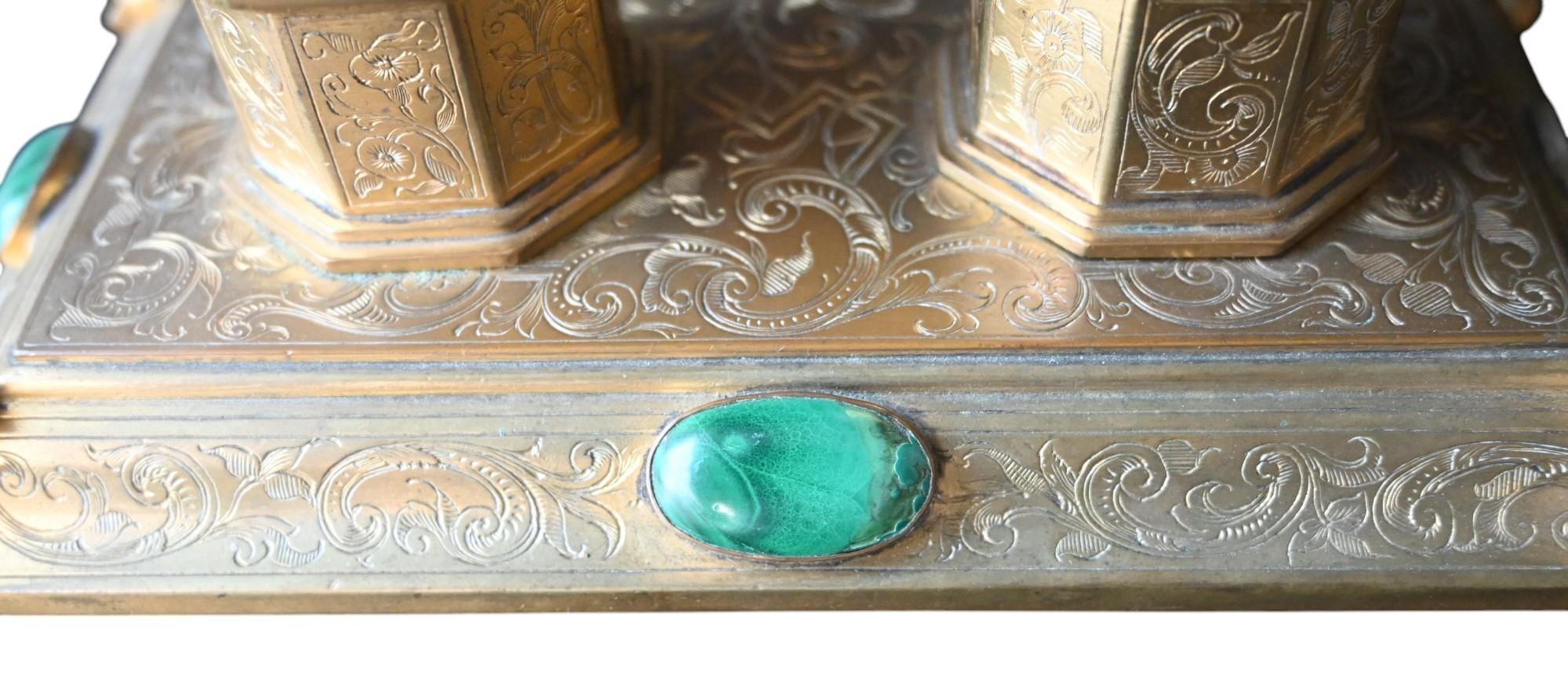 Antiguo tintero de bronce dorado del siglo XIX con malaquita Dorado en venta