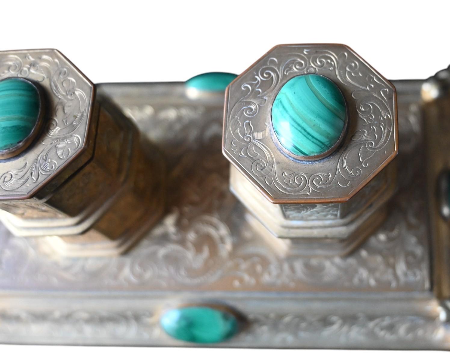 Antiguo tintero de bronce dorado del siglo XIX con malaquita en venta 1
