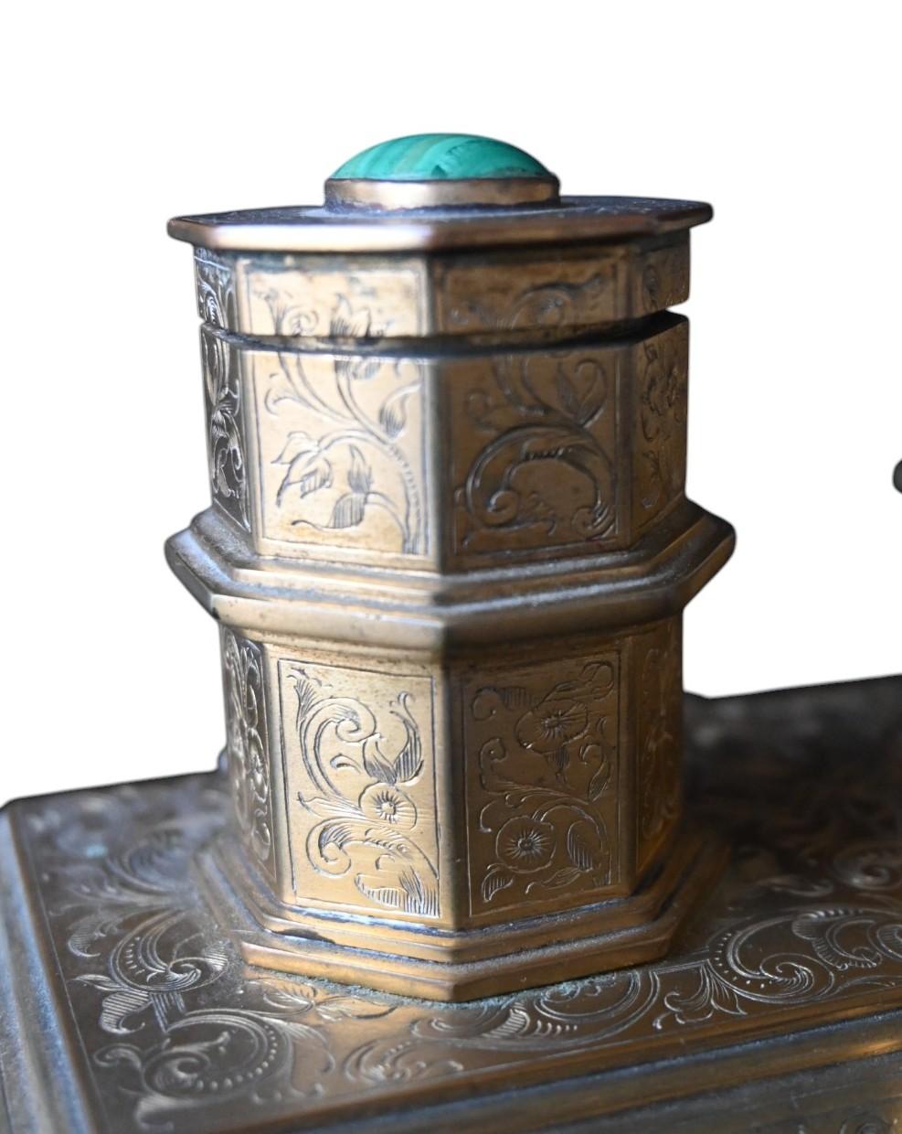 Antiguo tintero de bronce dorado del siglo XIX con malaquita en venta 2
