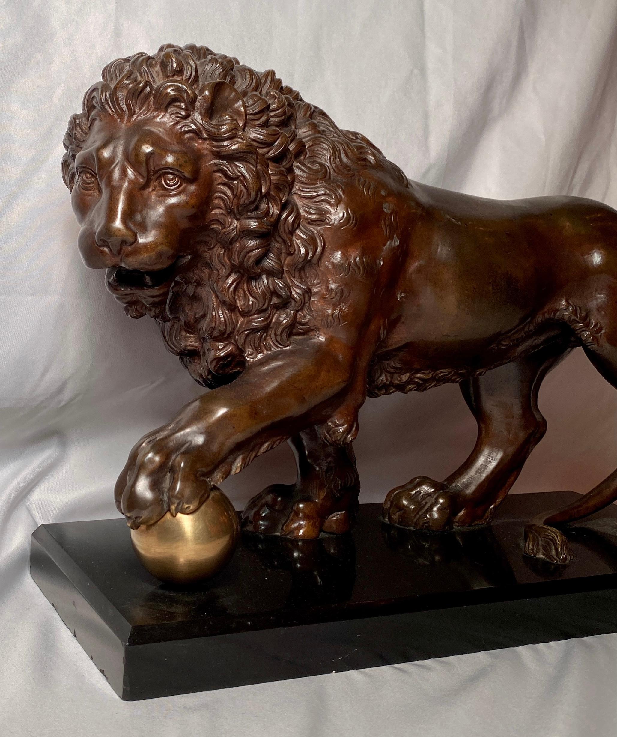 Sculpture ancienne de lion «Passant » en bronze du 19ème siècle, modèle finement détaillé Bon état - En vente à New Orleans, LA