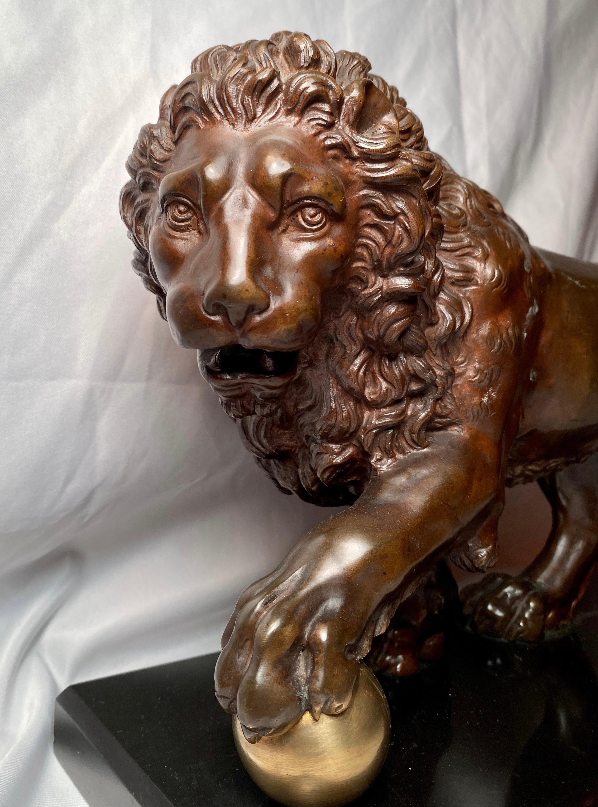 Antike Bronzeskulptur des Löwen 