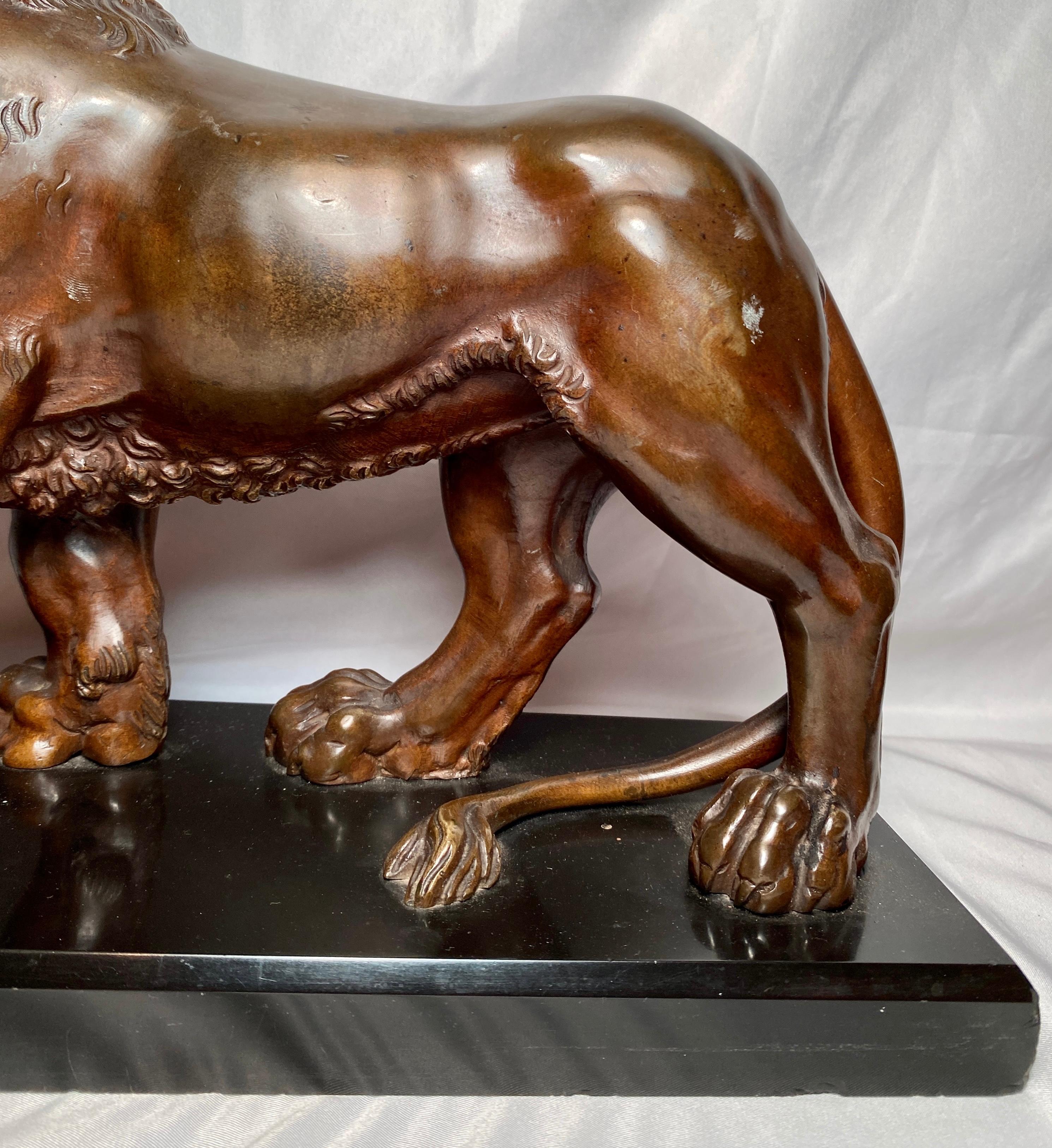 Antike Bronze-Löwen-Skulptur „Passant“, 19. Jahrhundert, fein detailliertes Modell im Angebot 1