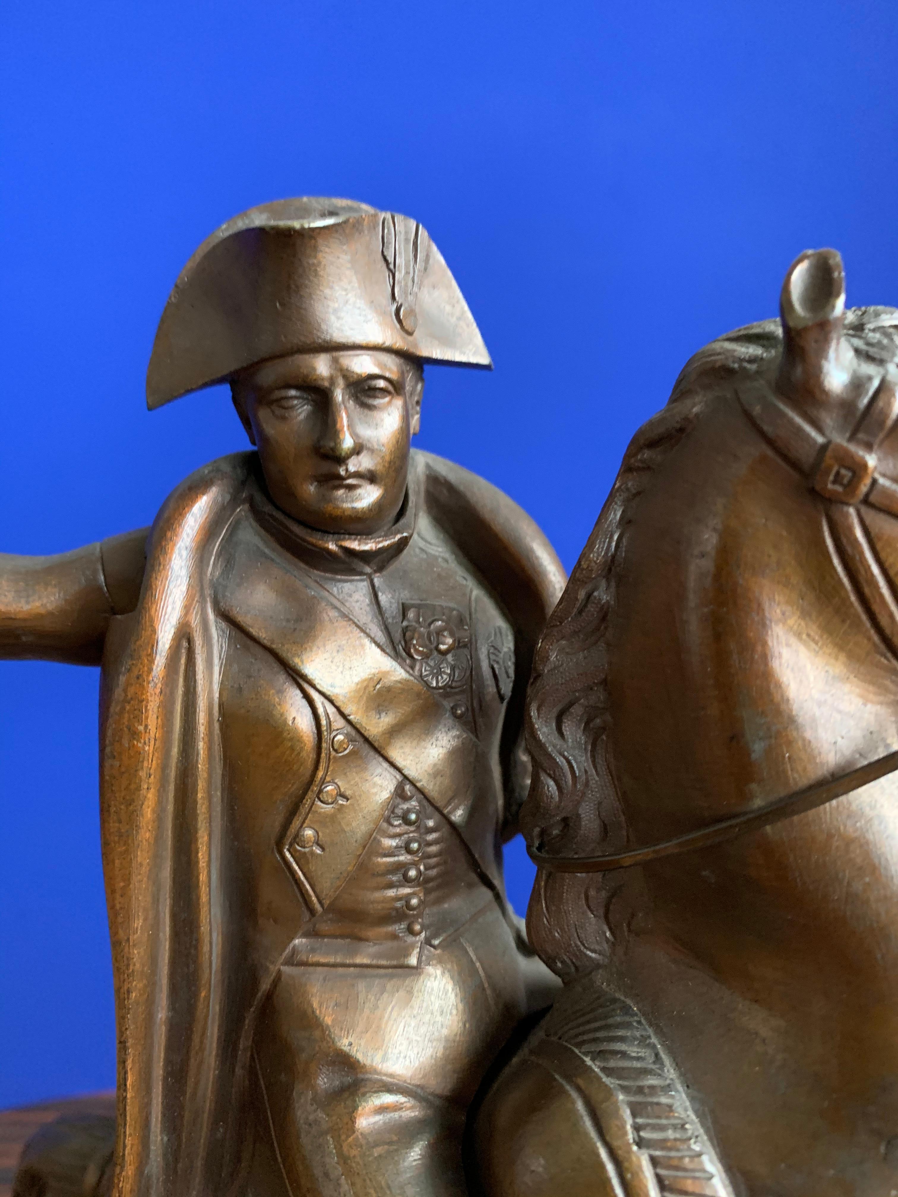 Französische antike Napoleon-Skulptur aus Bronze aufncingem Pferd, Marmorsockel (Empire) im Angebot