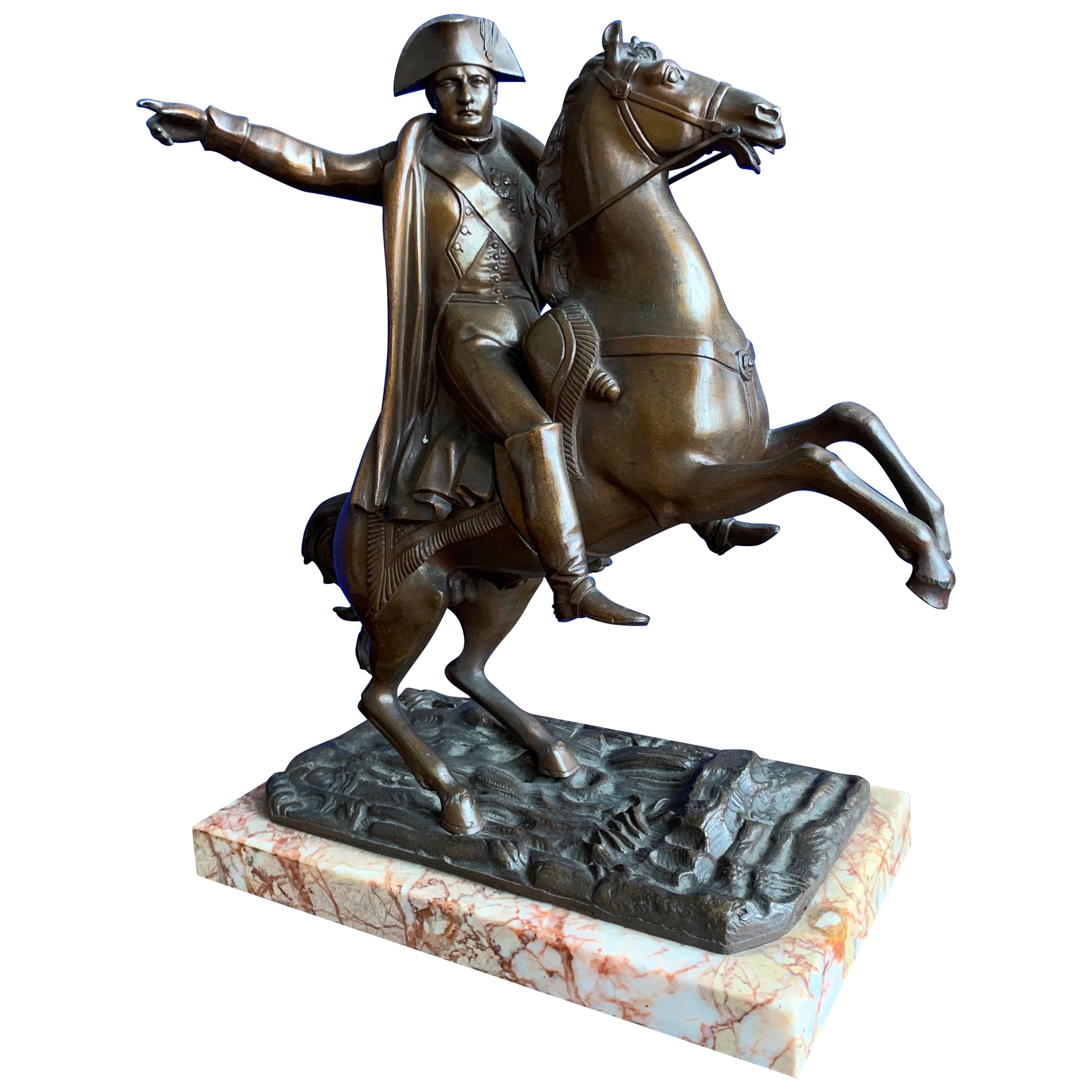 Französische antike Napoleon-Skulptur aus Bronze aufncingem Pferd, Marmorsockel im Angebot
