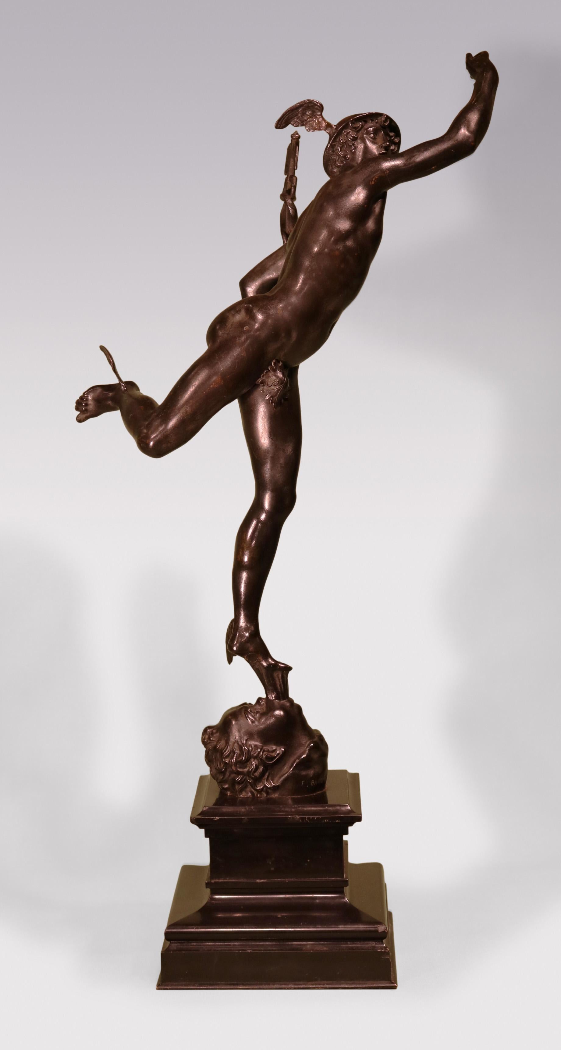 Grande figure romaine classique en bronze de Mercure, d'après Giambologna (1529 1608), tenant le caducée et portant son casque ailé, debout sur un pied au-dessus du masque de Borée, le vent du nord dans la mythologie grecque, sur un socle carré