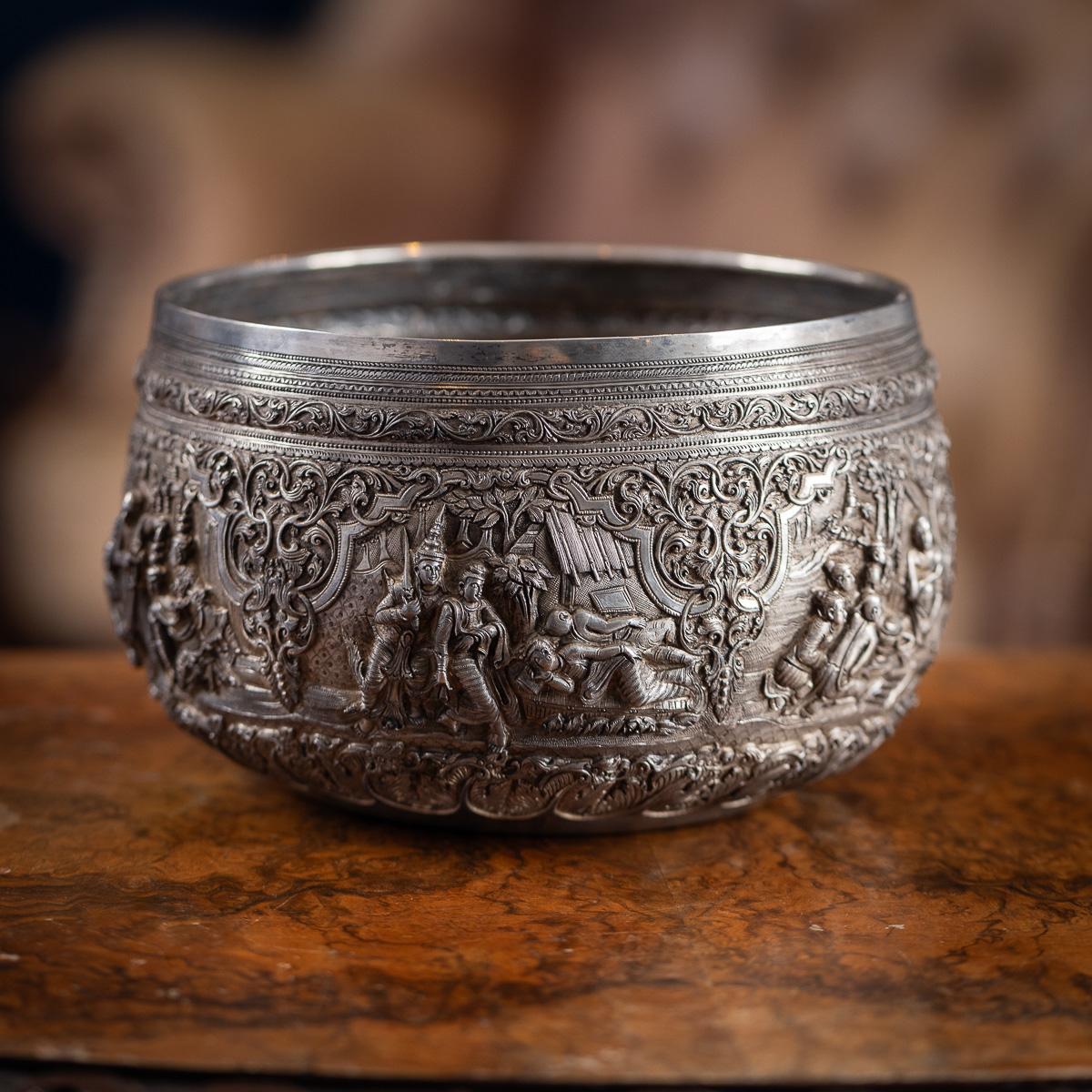 Antique 19e siècle Exceptionnelle coupe thabeik en argent massif de Birmanie (Myanmar), décorée en repoussé en haut relief de différentes scènes traditionnelles de la mythologie birmane, montrant des figures détaillées sur un fond mat ciselé. La