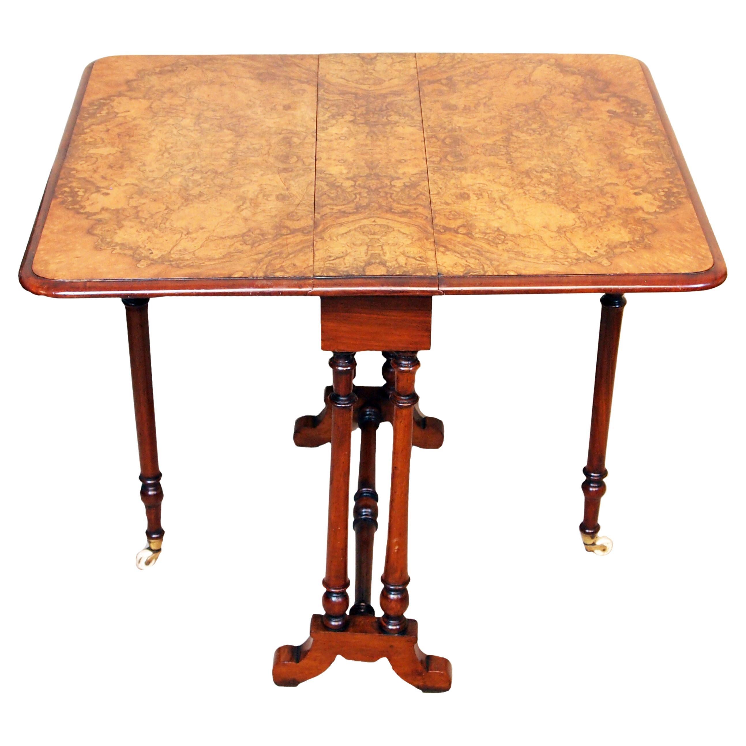 Table Sutherland ancienne du 19e siècle en ronce de noyer 'Angleterre, vers 1870'.
