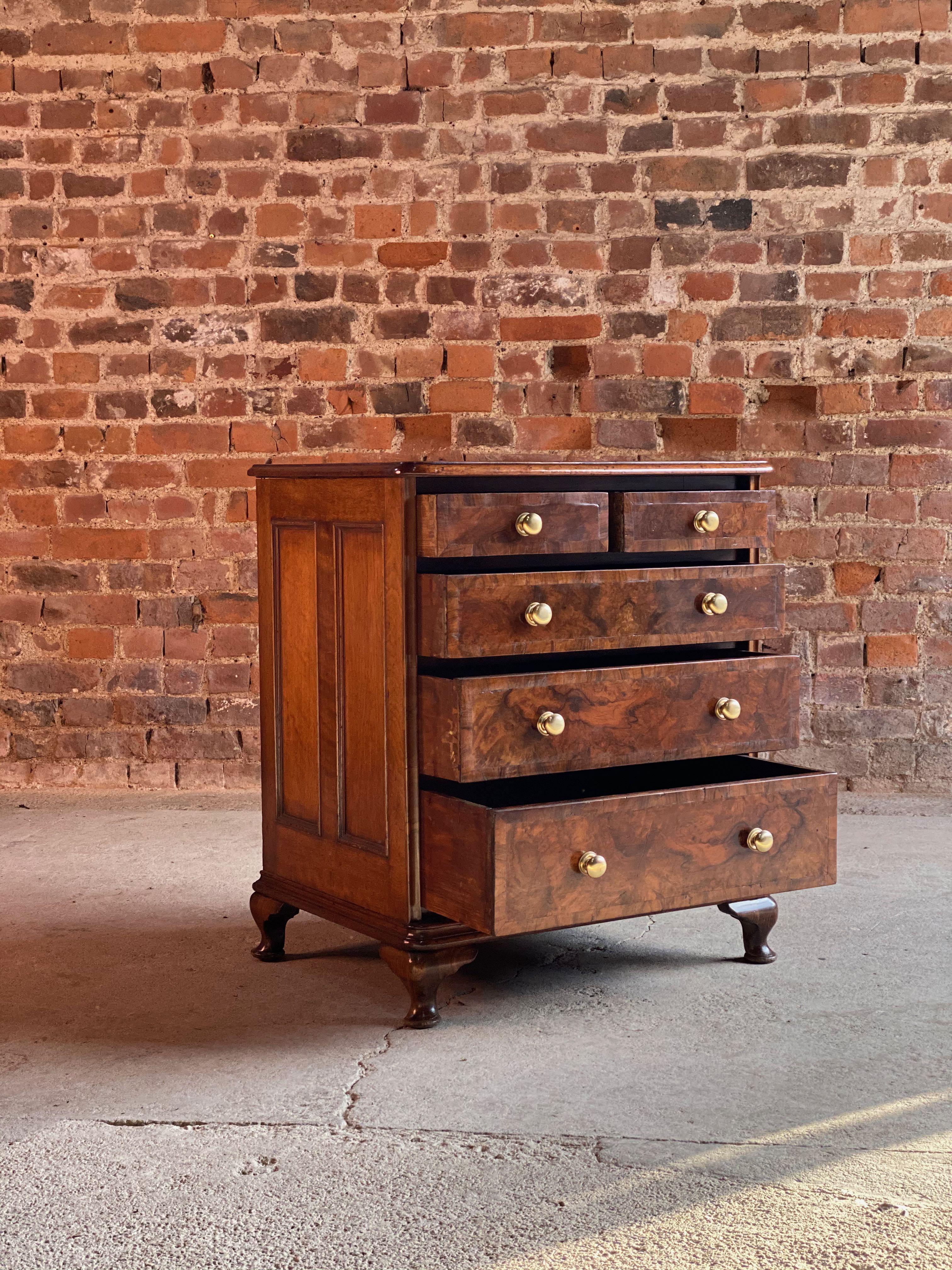 Antique 19th century burr walnut bachelors chest of drawers Georgian circa 1820

We are delighted to offer a Georgian 19th Century bachelors chest of drawers circa 1820, magnificent bachelors chest of drawers of small and petit proportions, made